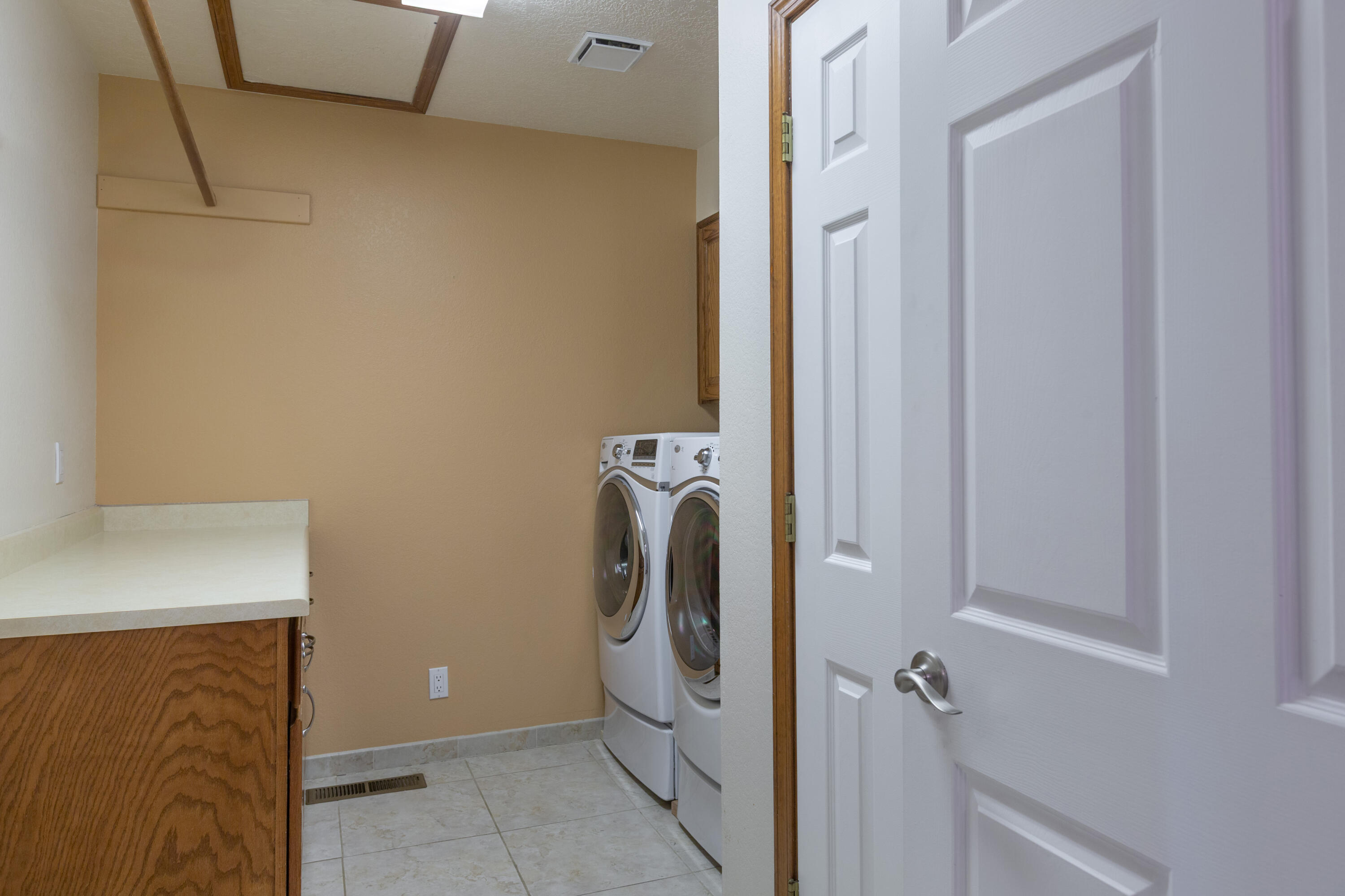 Photo 12 — 14325 Skyline Road NE