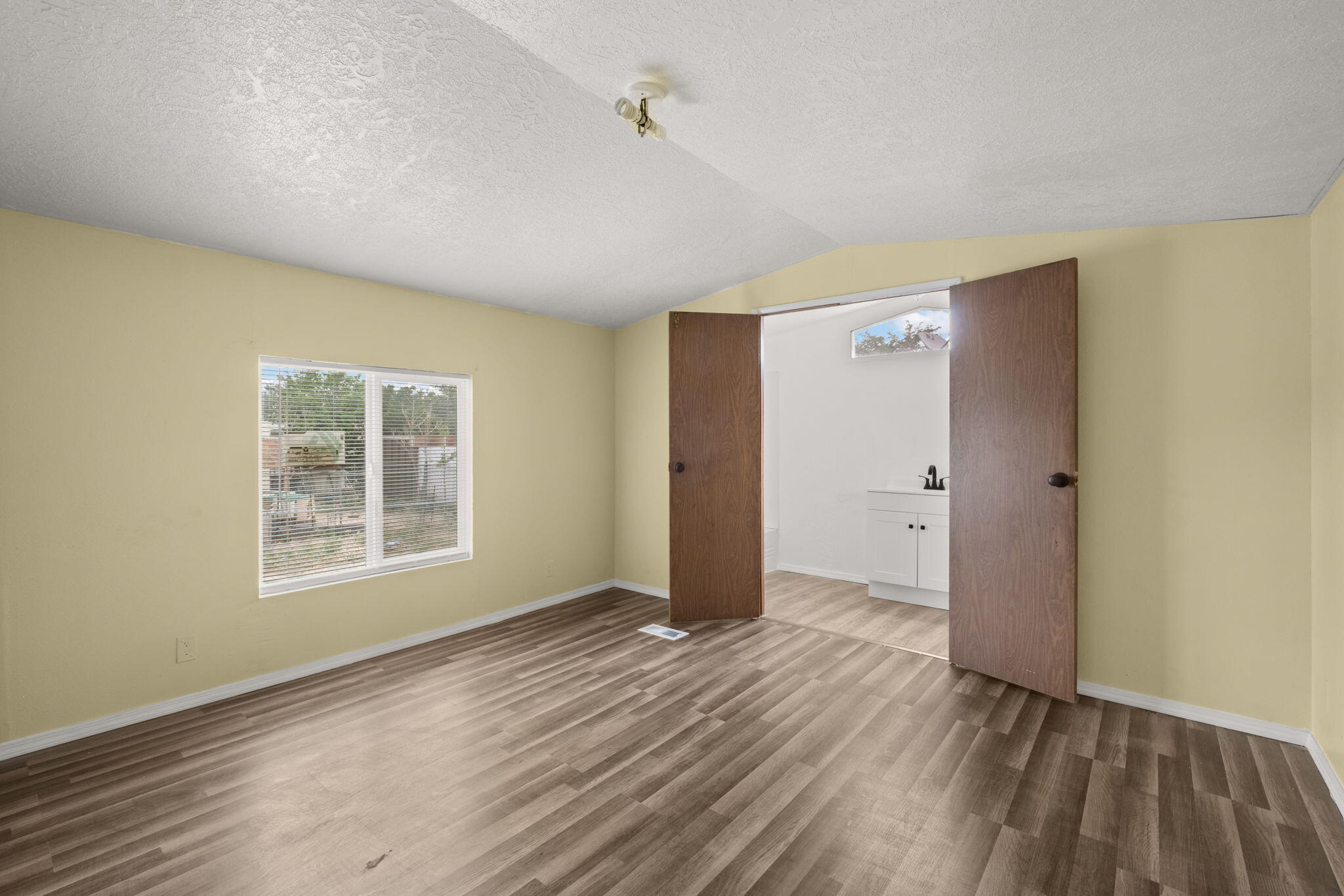 Photo 9 — 714 CITY VIEW Drive SW