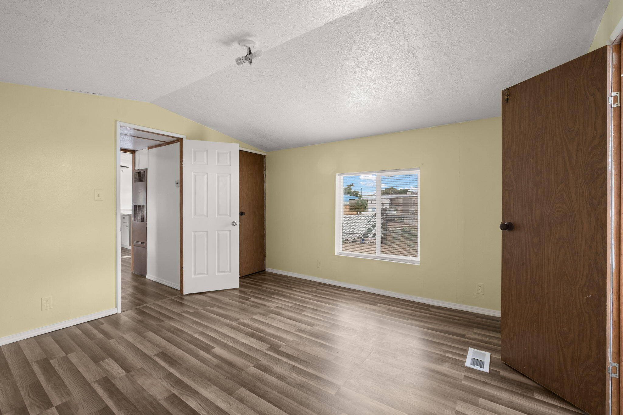 Photo 8 — 714 CITY VIEW Drive SW