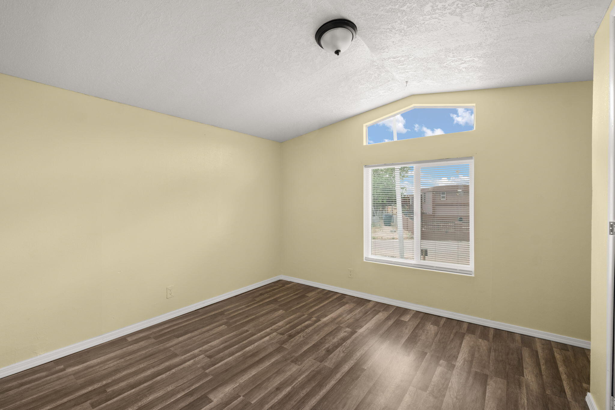 Photo 6 — 714 CITY VIEW Drive SW