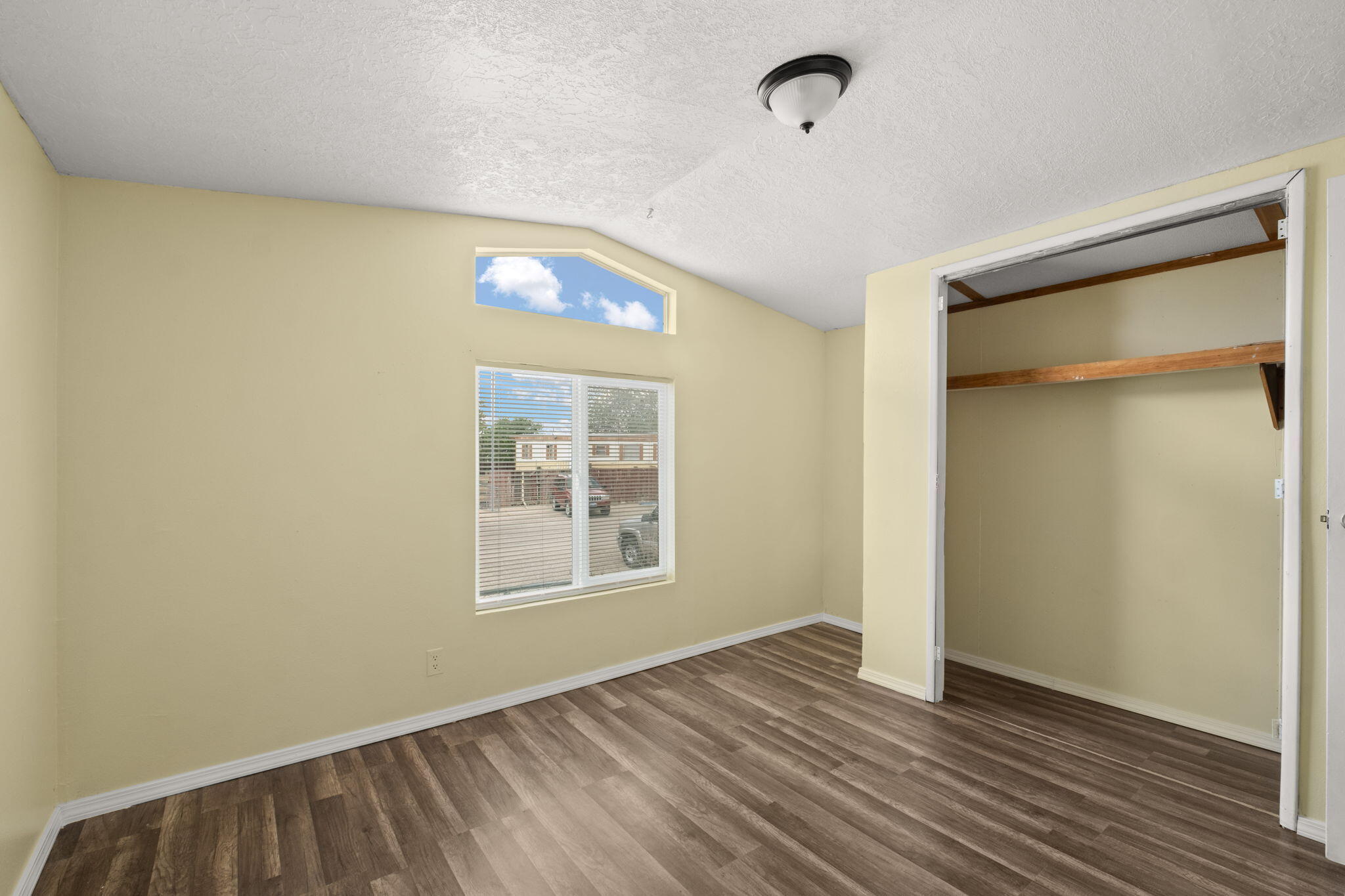 Photo 5 — 714 CITY VIEW Drive SW