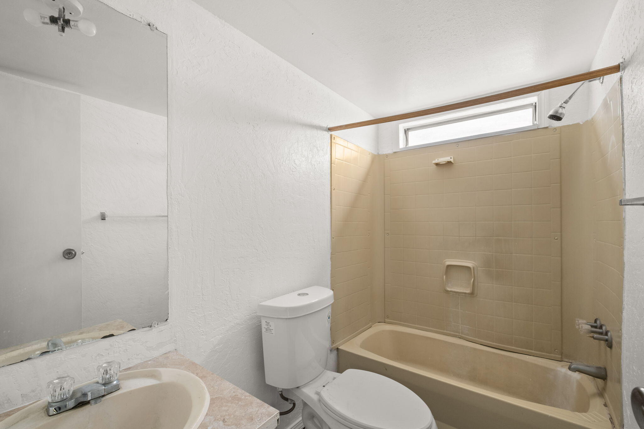 Photo 4 — 714 CITY VIEW Drive SW