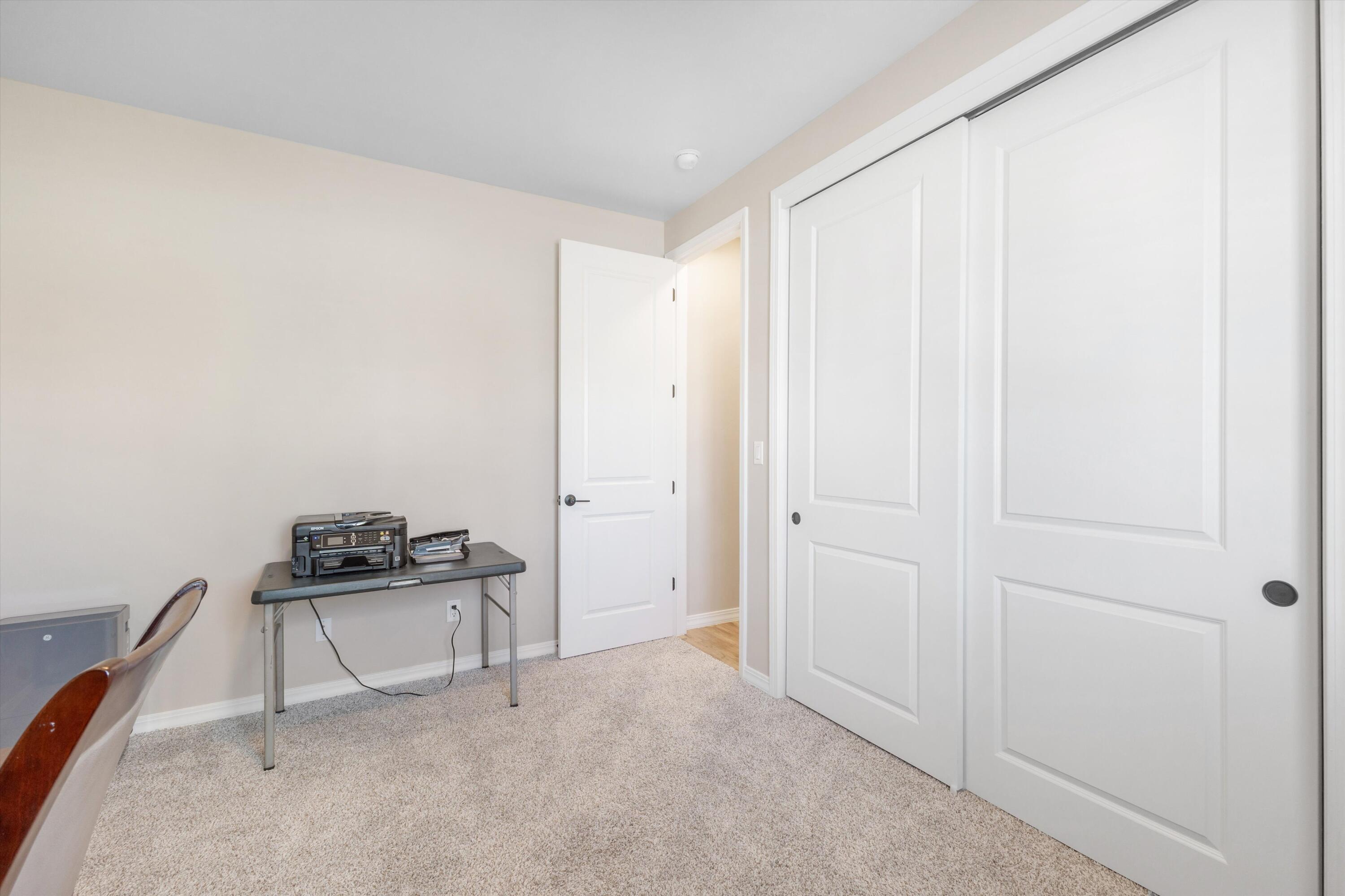 Photo 10 — 6718 Sydney Drive NE