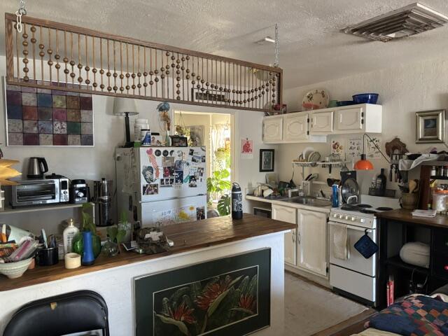 Photo 5 — 1612 Gold Avenue SE