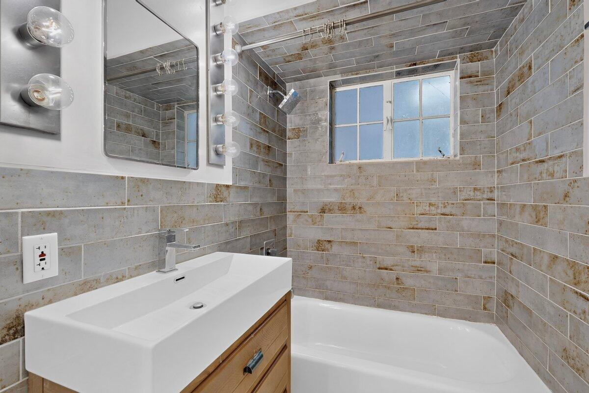 Photo 11 — 606 Tulane Drive NE