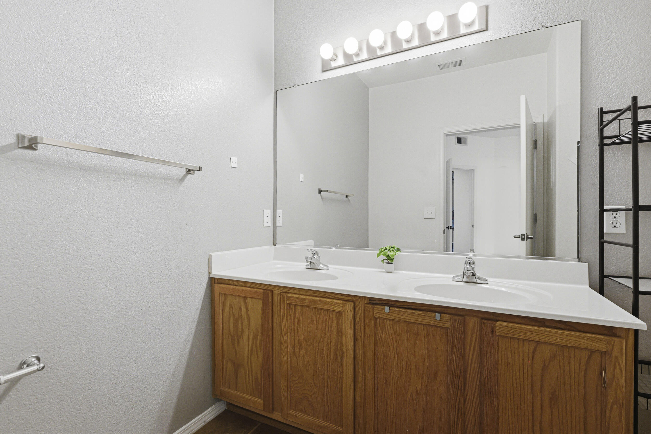 Photo 11 — 6800 Vista Del Norte Road NE # 2121