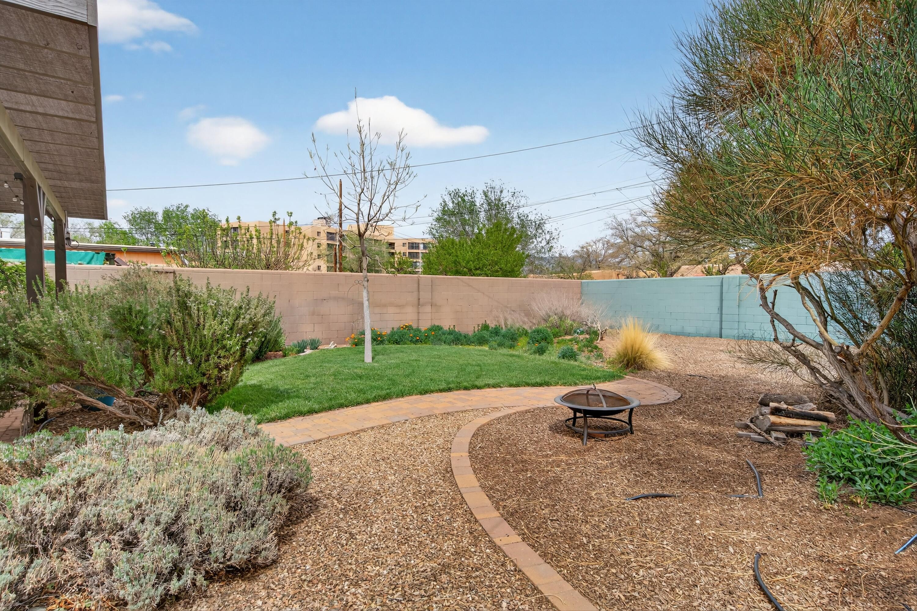 Photo 13 — 420 Manzano Street NE