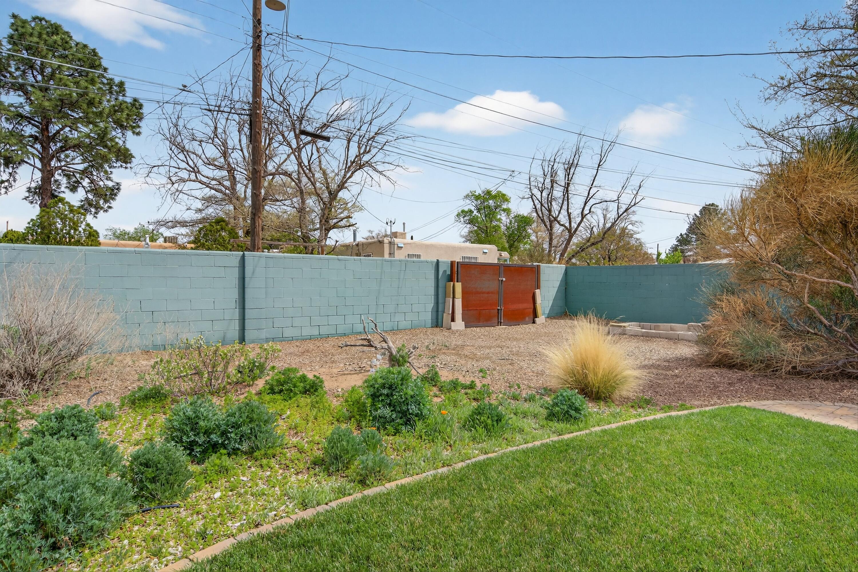 Photo 9 — 420 Manzano Street NE