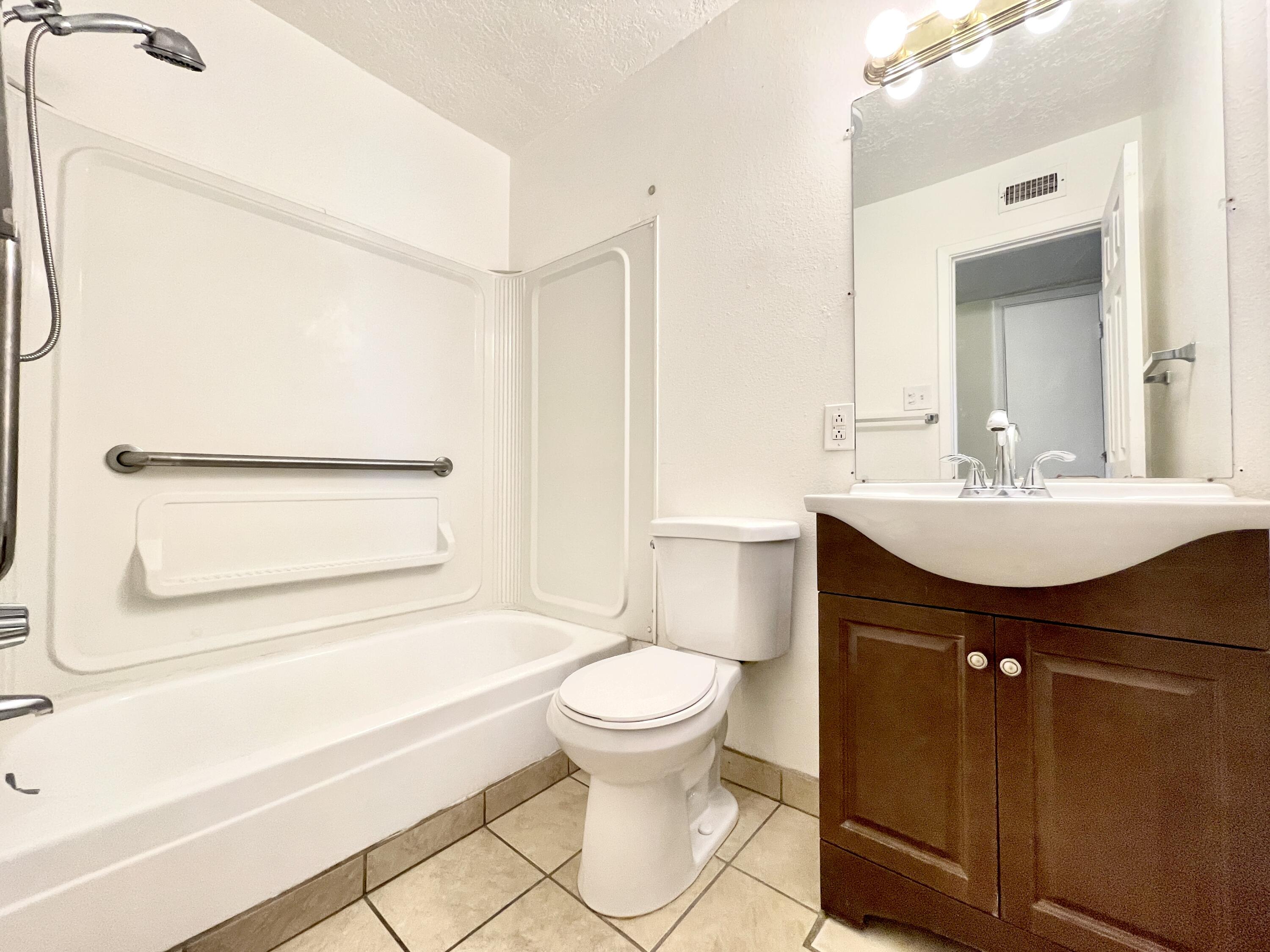 Photo 7 — 4601 Carlisle Boulevard NE APT D2