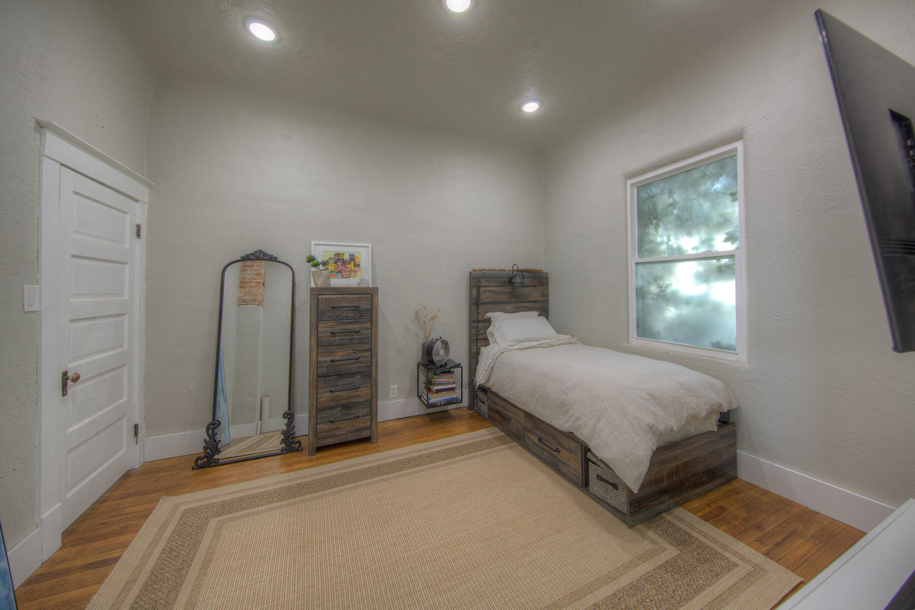 Photo 14 — 1105 Broadway Boulevard SE