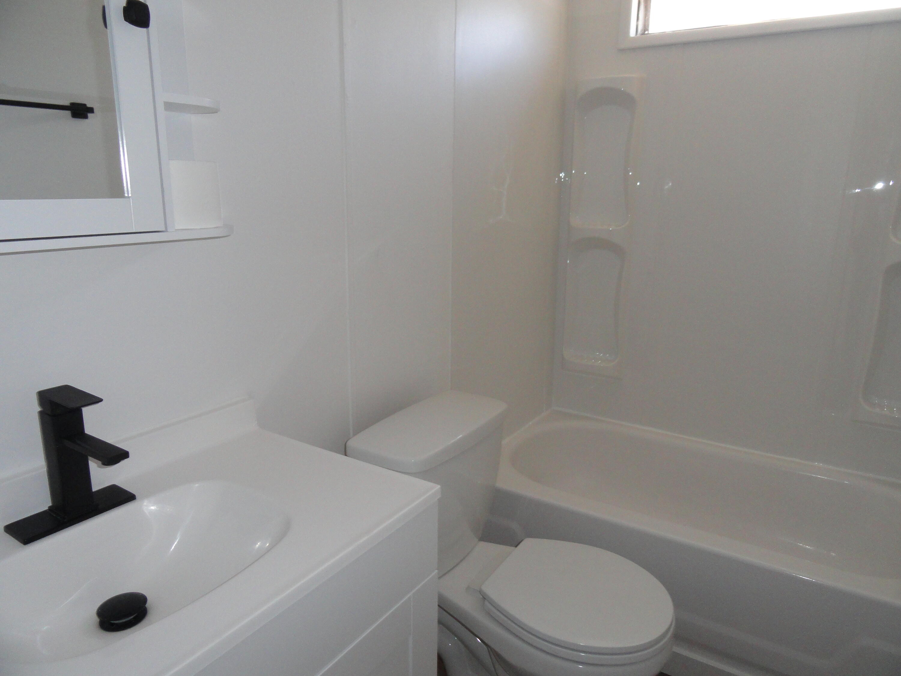 Photo 7 — 468 Diana Drive NE