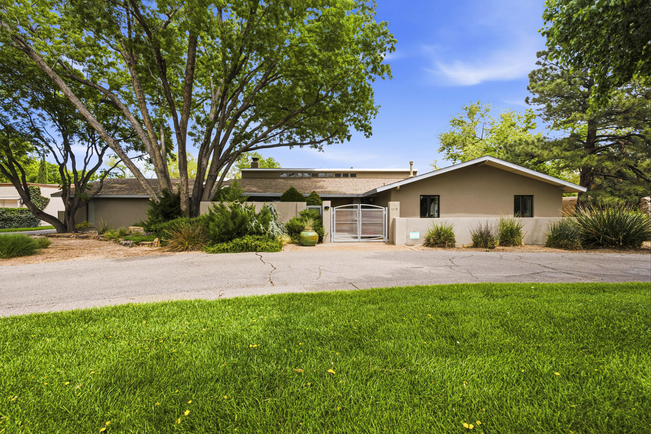 1116 Salamanca Street NW, Los Ranchos, NM 87107