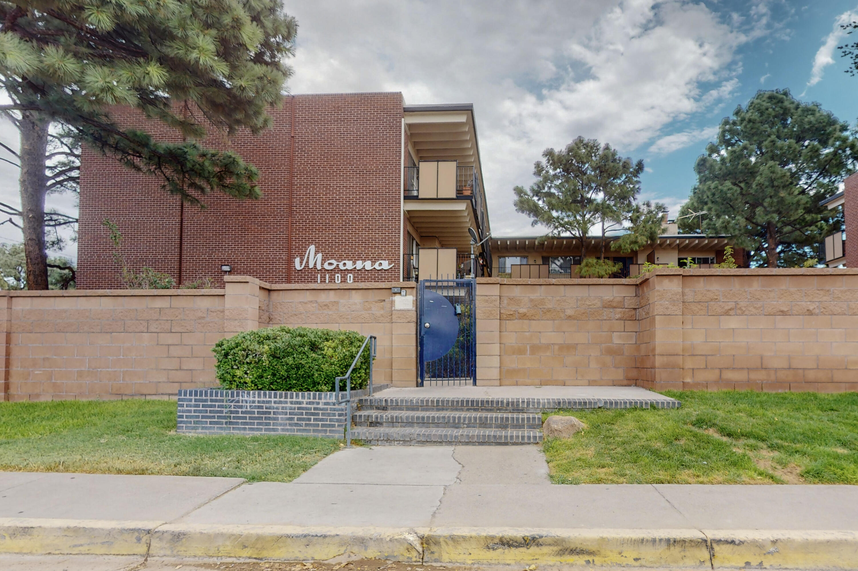 Photo 2 — 1100 Alvarado Drive SE