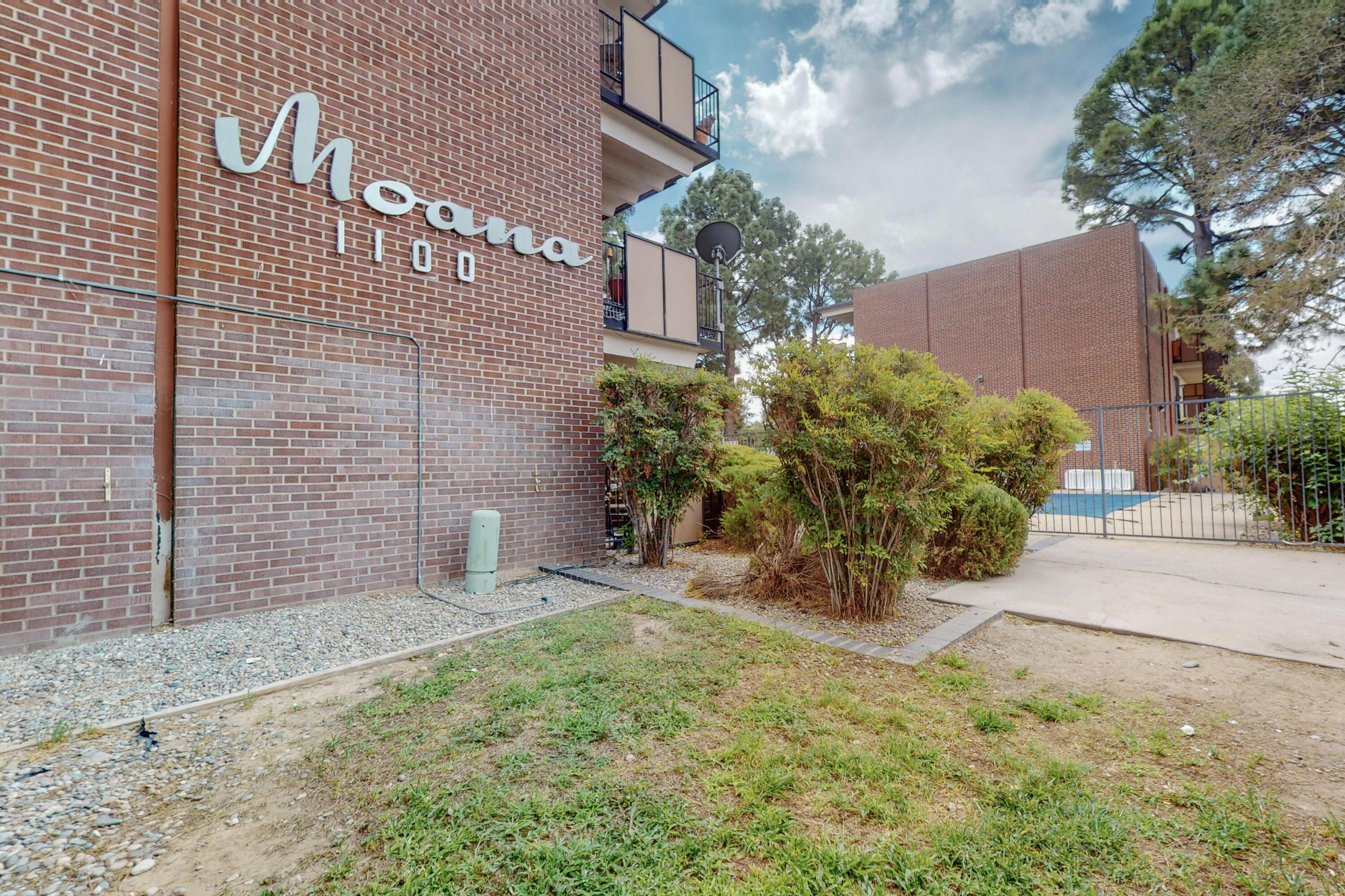 Photo 3 — 1100 Alvarado Drive SE