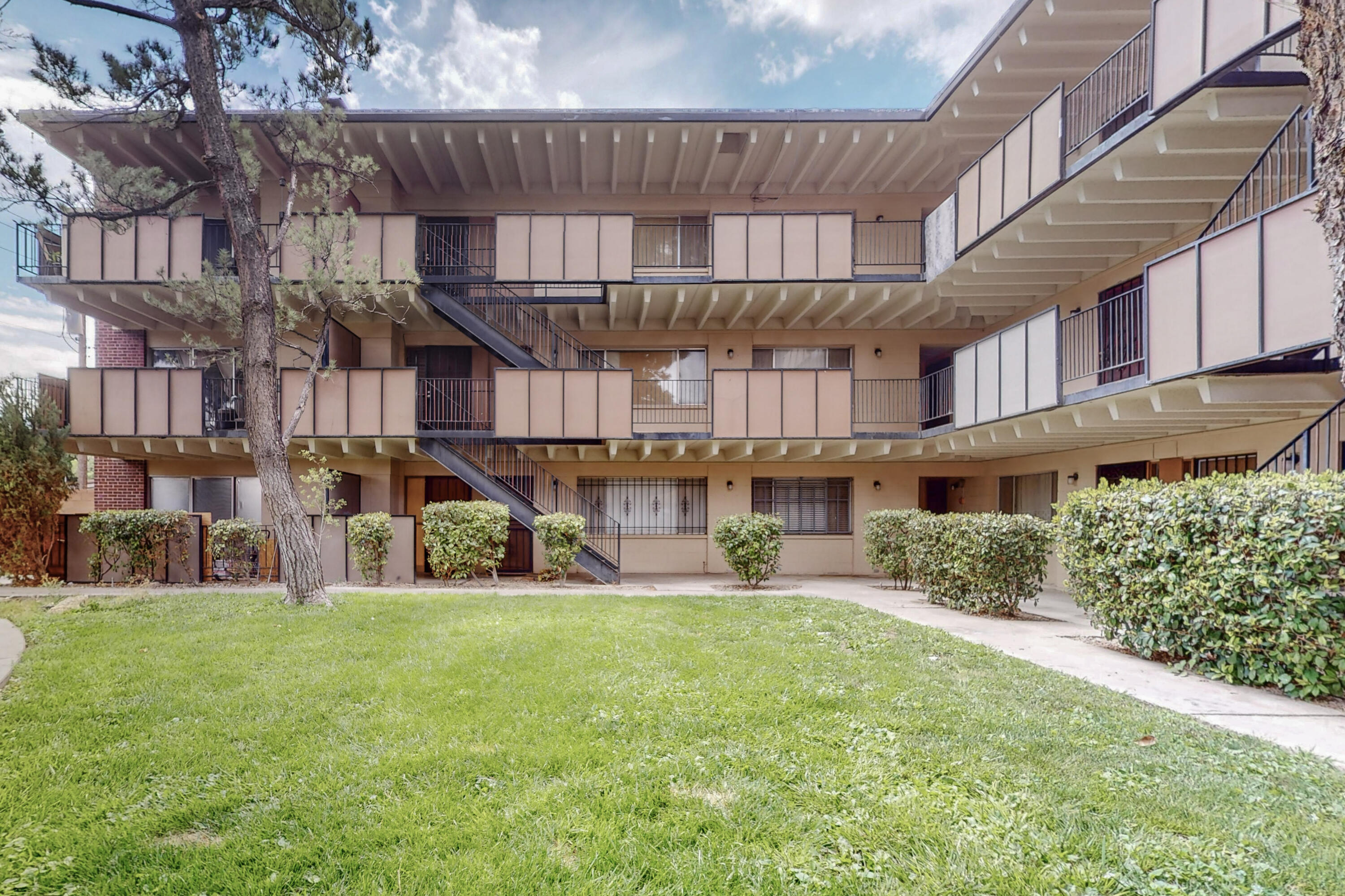 Photo 4 — 1100 Alvarado Drive SE
