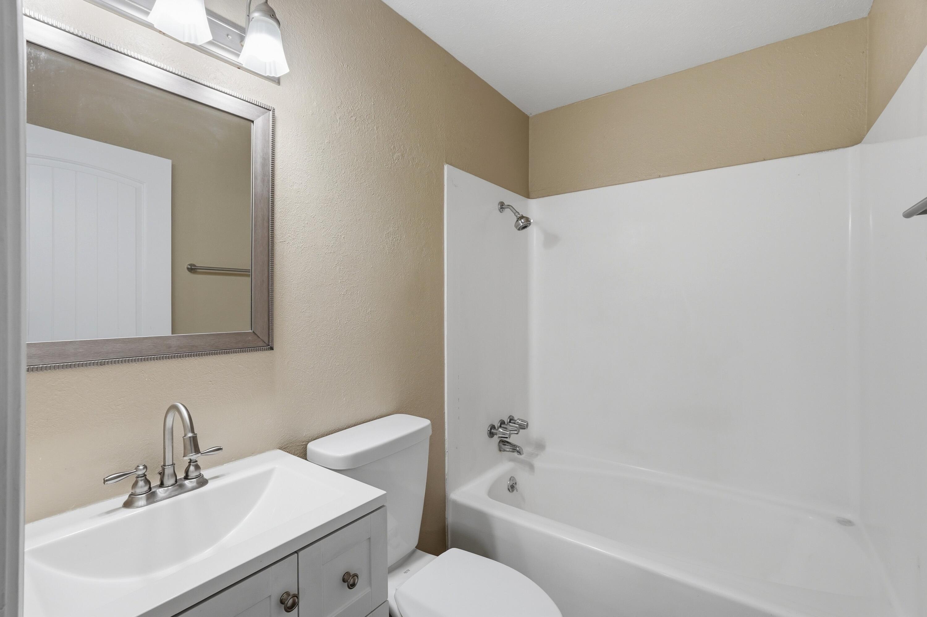 Photo 6 — 11813 San Jacinto Avenue NE