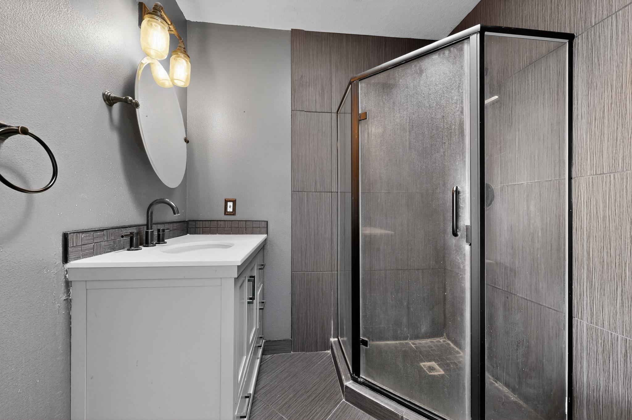 Photo 14 — 615 Menaul Boulevard NW UNIT J