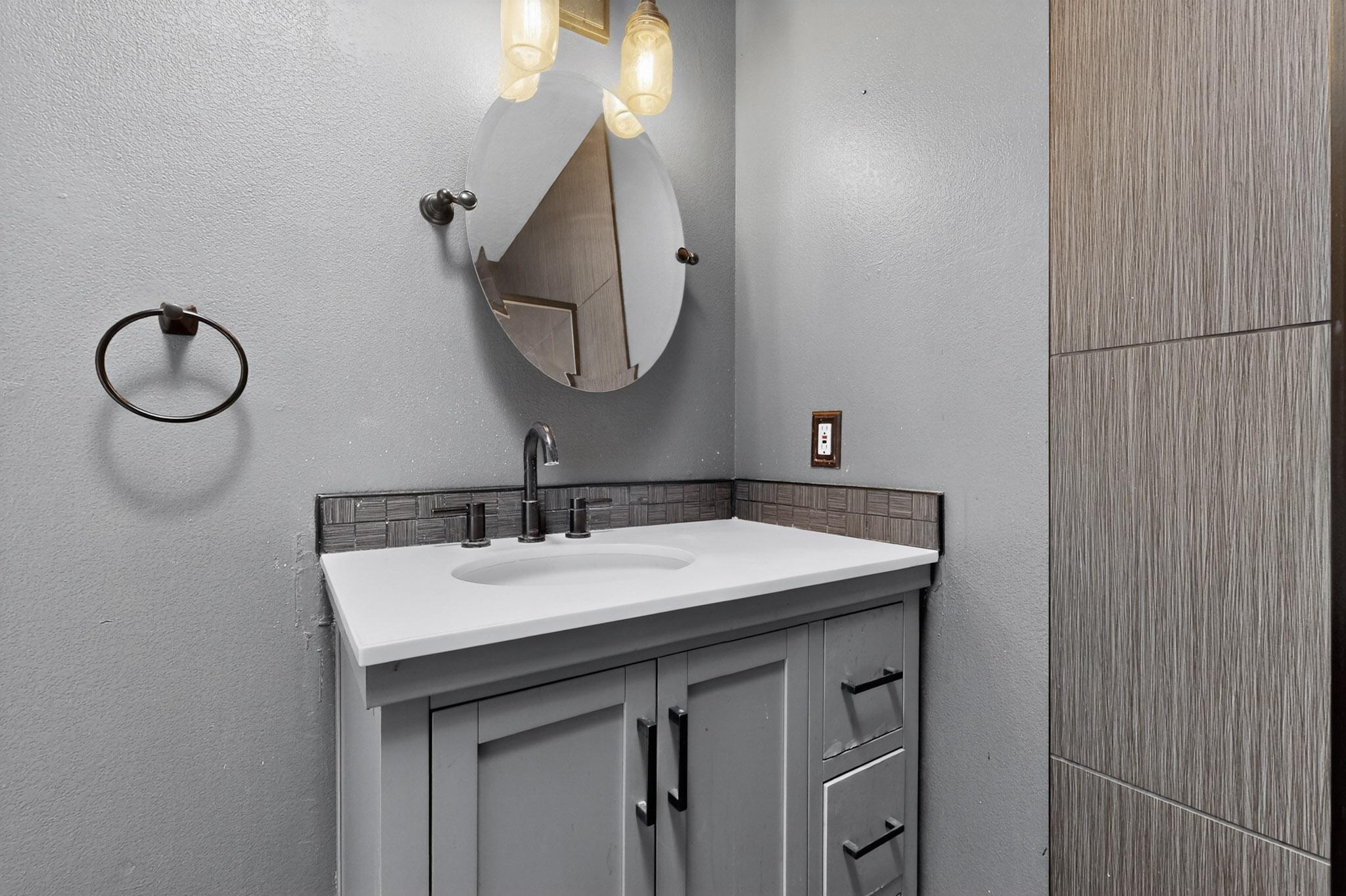 Photo 13 — 615 Menaul Boulevard NW UNIT J