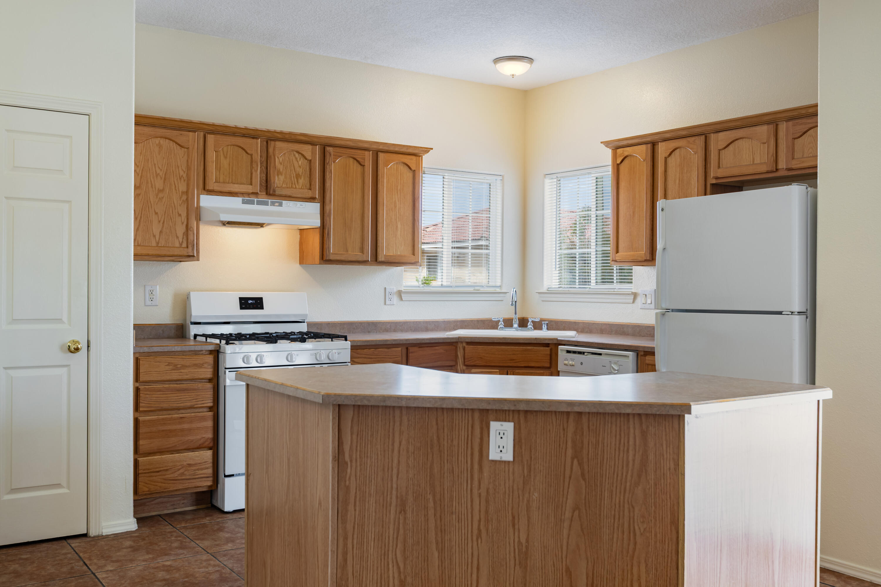 Photo 9 — 4820 Hayden Place NW