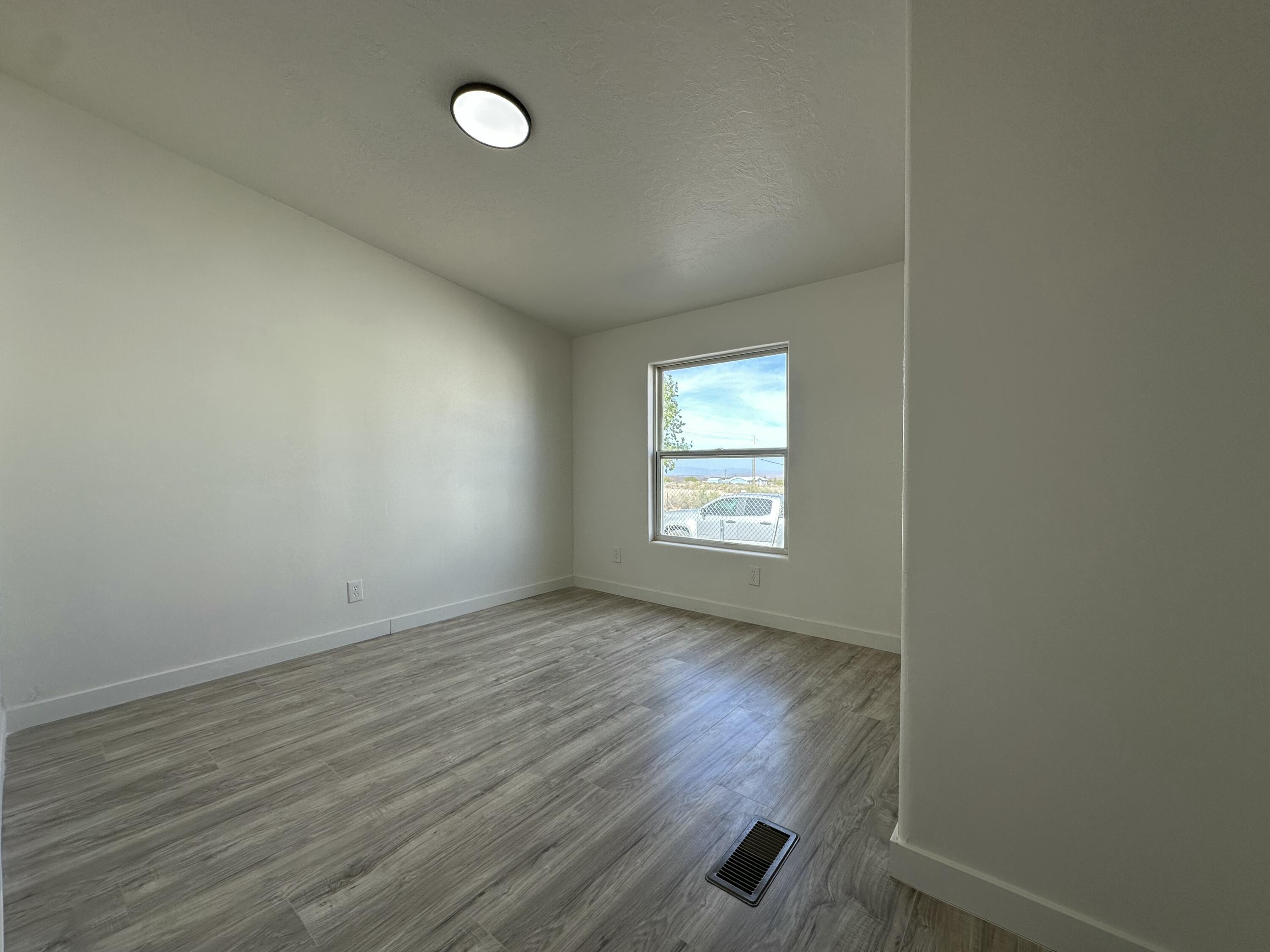 Photo 19 — 908 10th Avenue NE