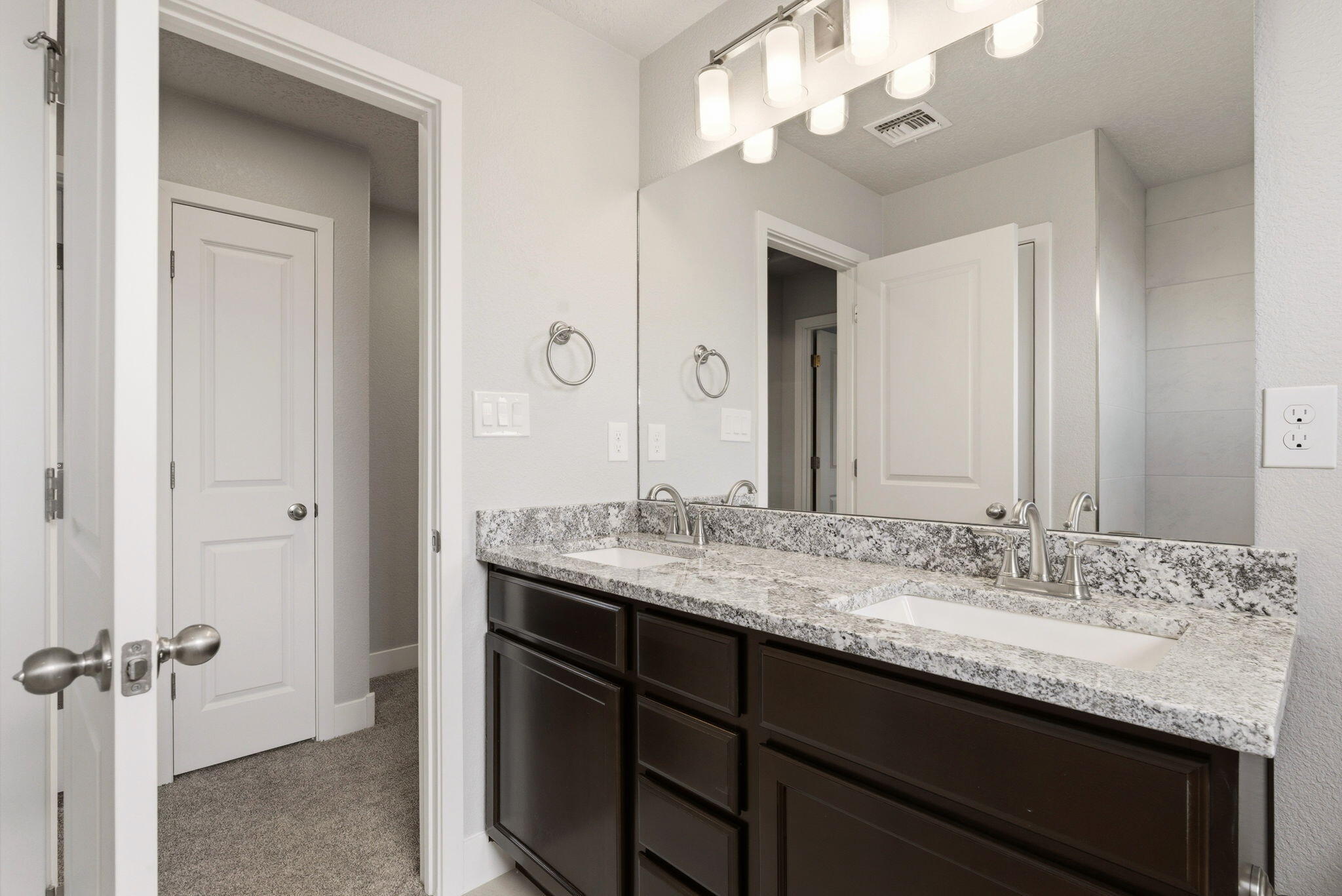 Photo 10 — 6717 Sydney Drive NE