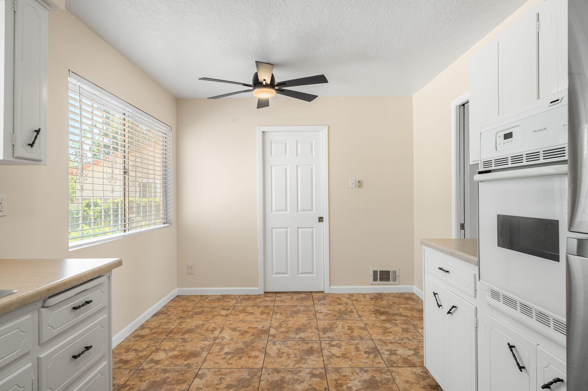 Photo 16 — 3808 General Bradley Street NE