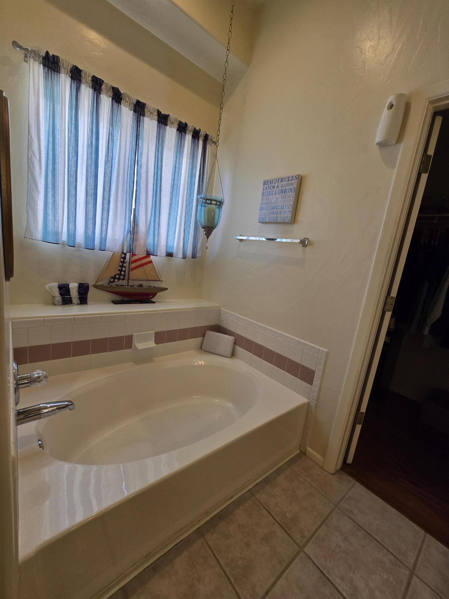 Photo 7 — 4423 Mountvale Avenue NW