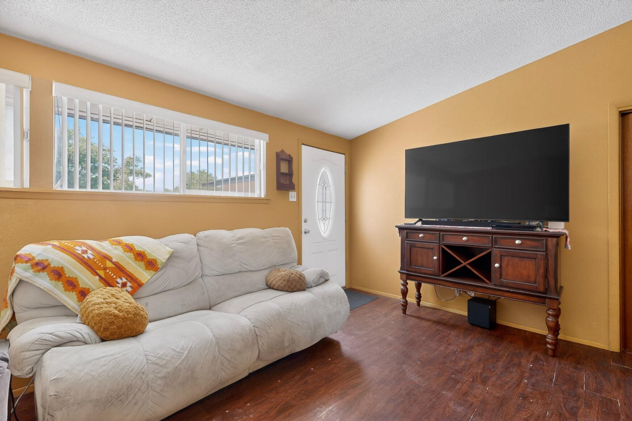 Photo 4 — 1128 Glorieta Street NE