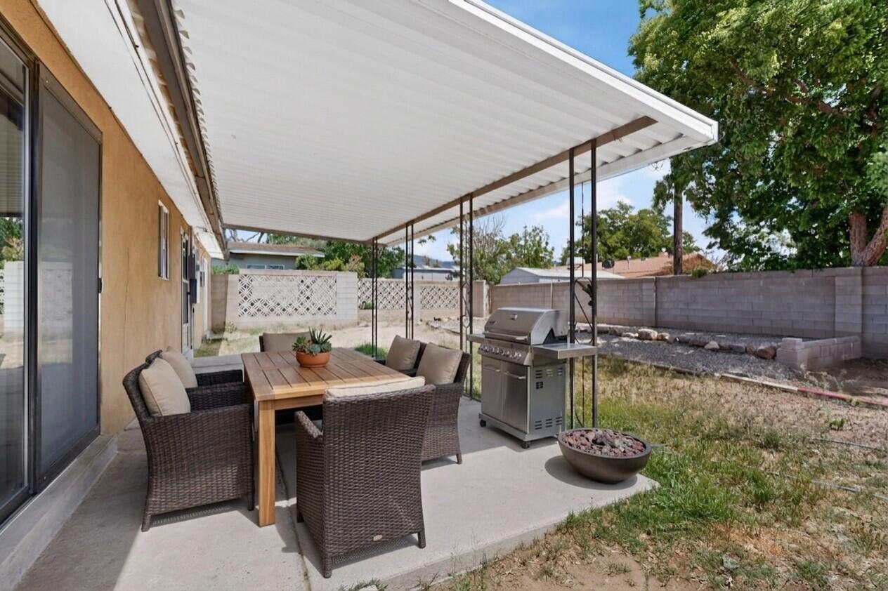 Photo 2 — 1128 Glorieta Street NE