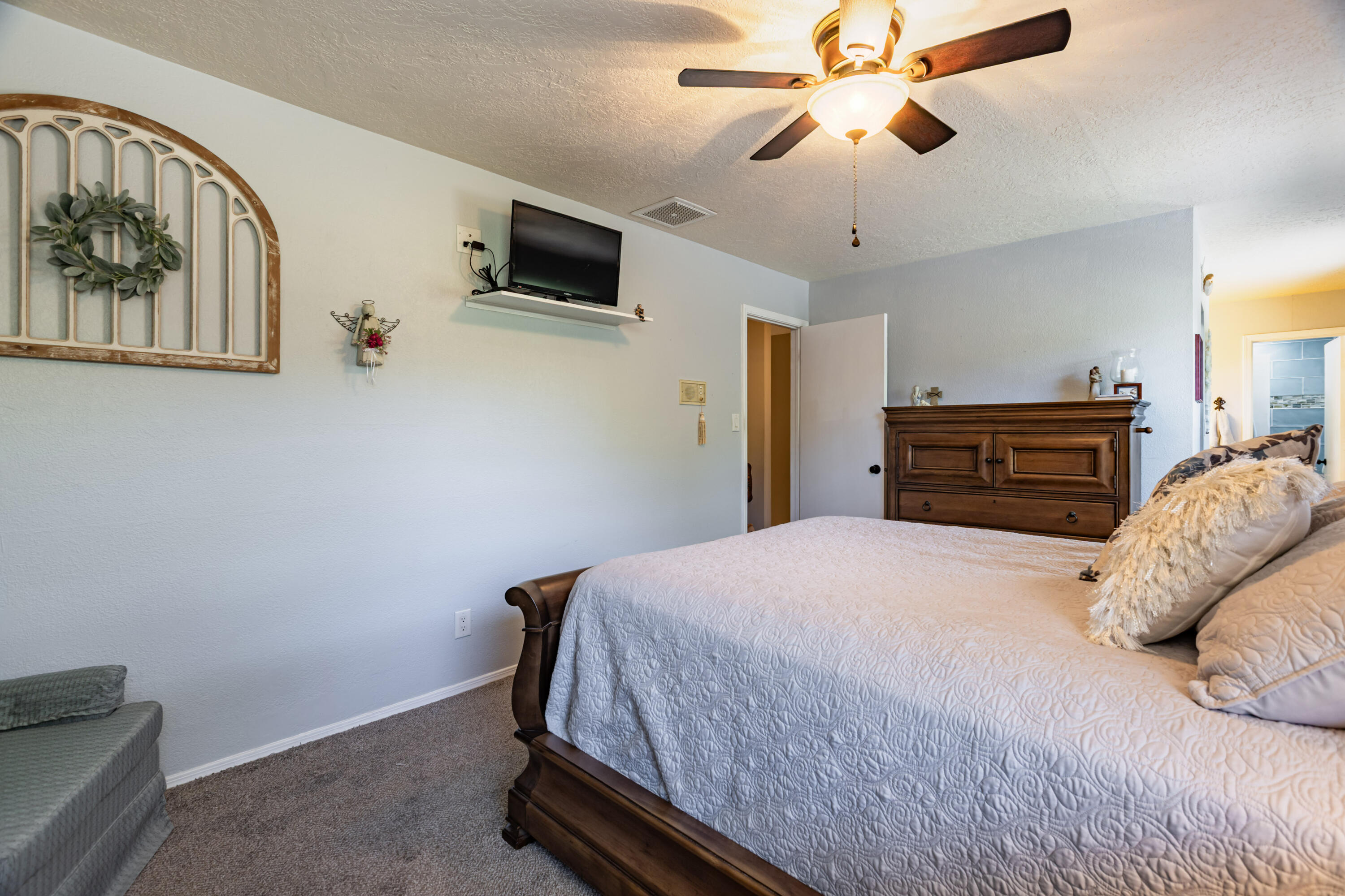 Photo 15 — 6604 Gisele Drive NE