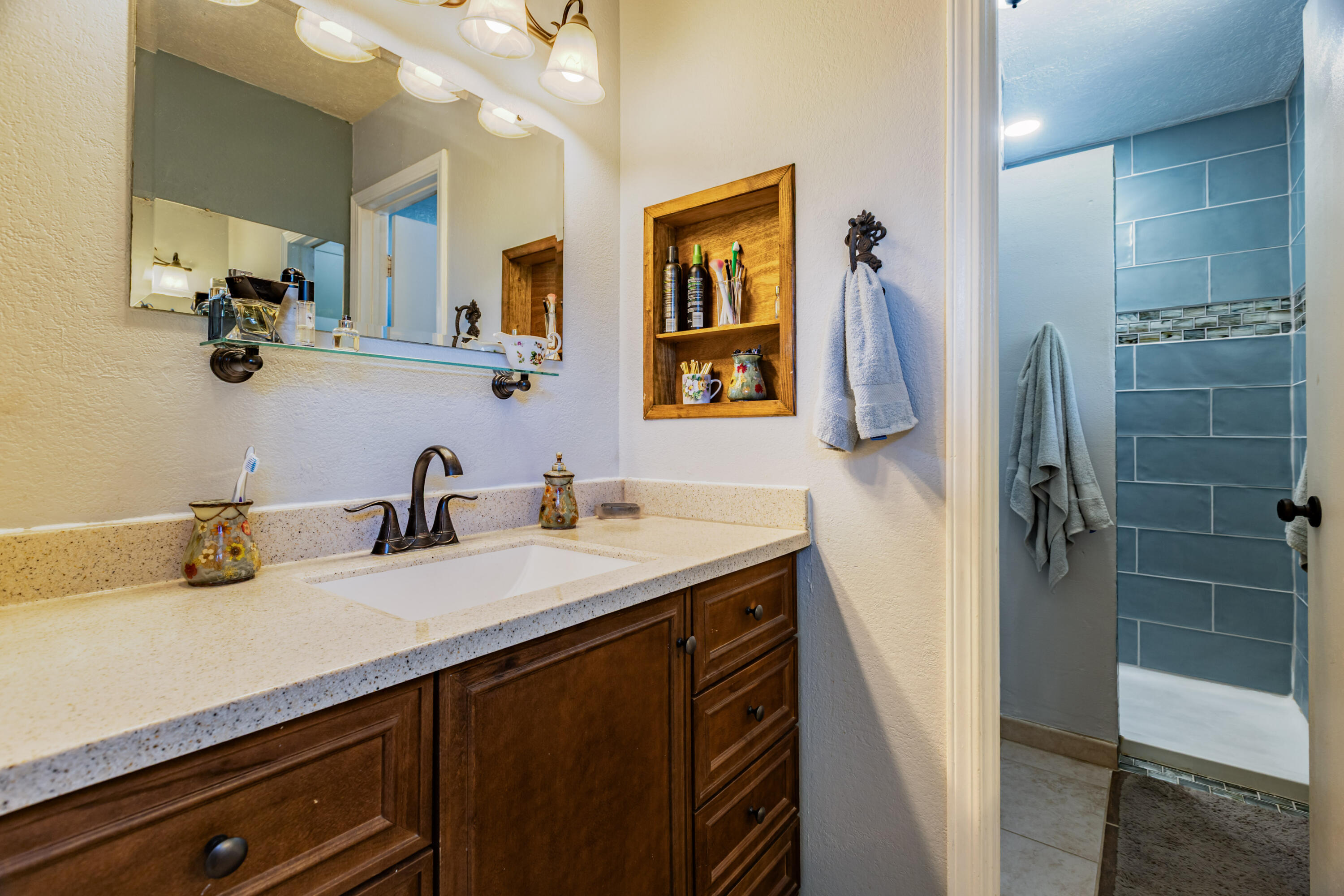 Photo 13 — 6604 Gisele Drive NE