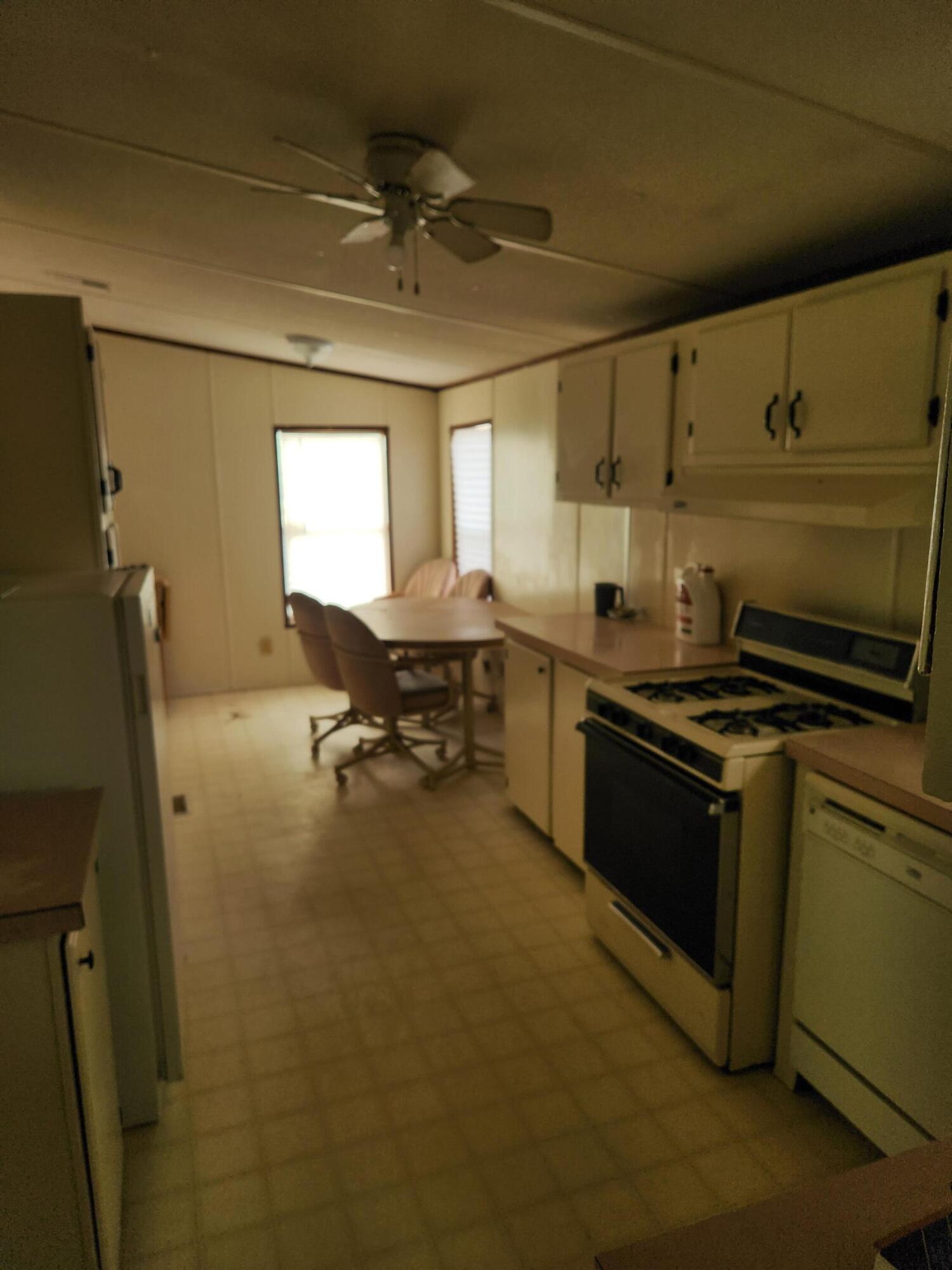Photo 7 — 1047 E Riverside Drive