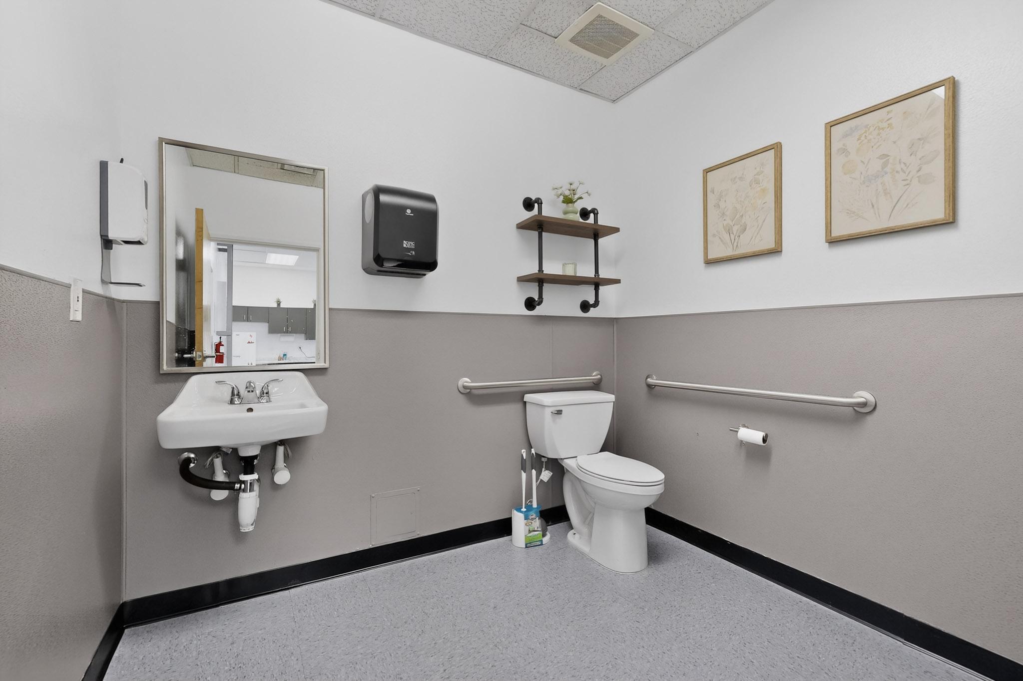Photo 20 — 4340 San Mateo Boulevard NE