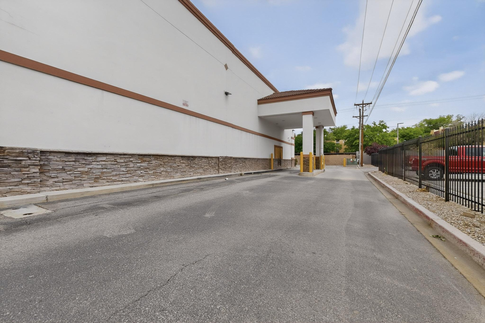 Photo 18 — 4340 San Mateo Boulevard NE