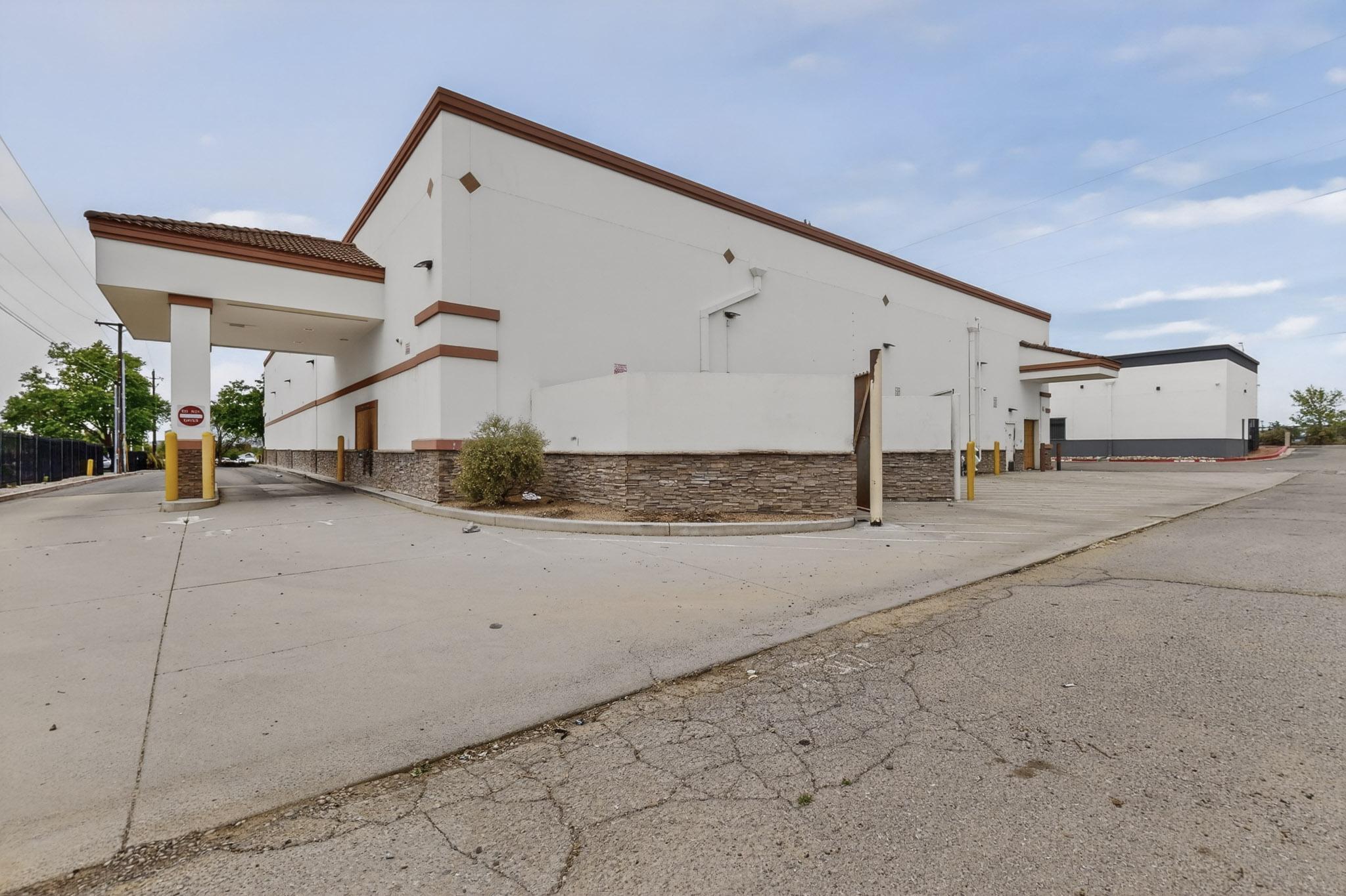 Photo 17 — 4340 San Mateo Boulevard NE