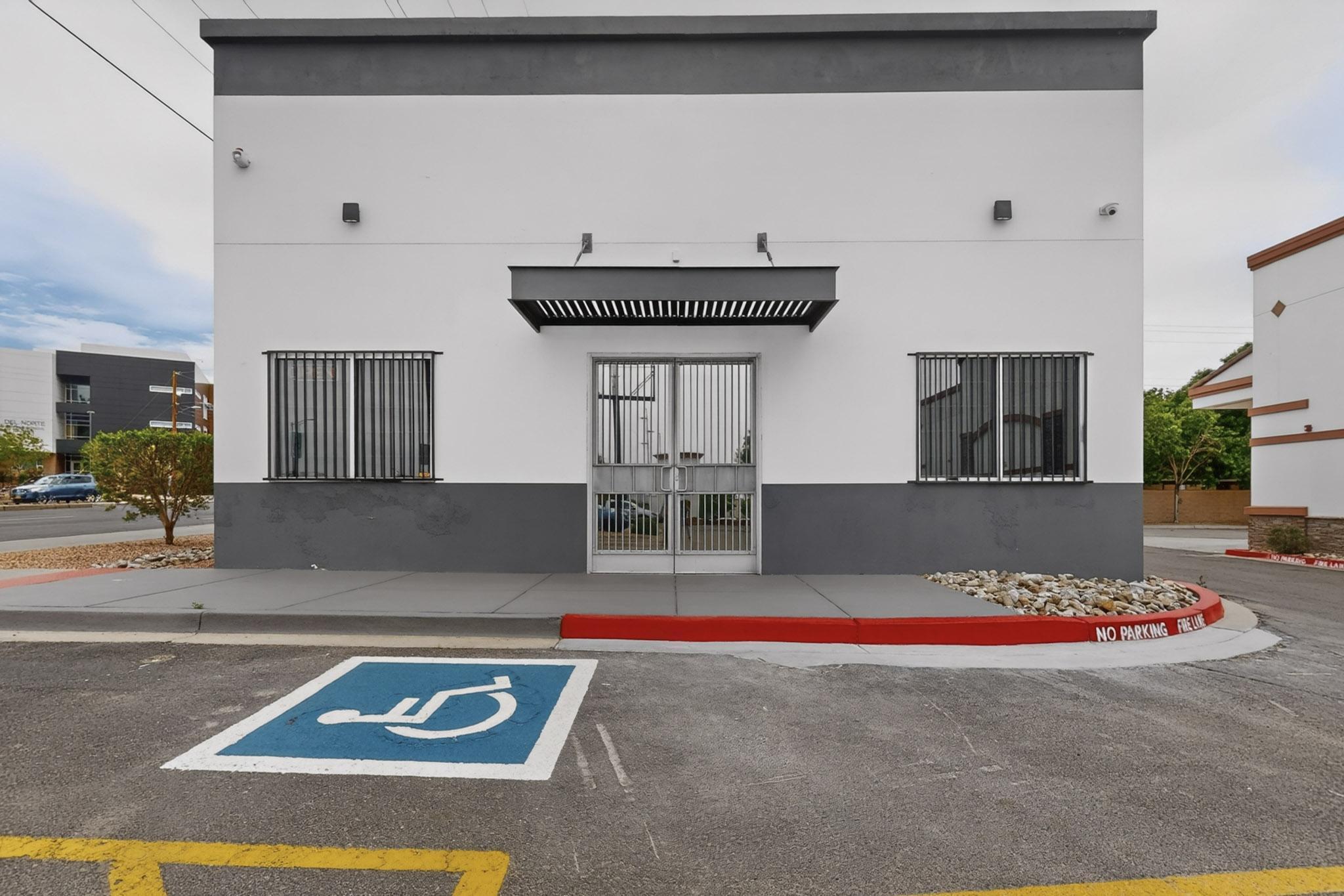 Photo 11 — 4340 San Mateo Boulevard NE