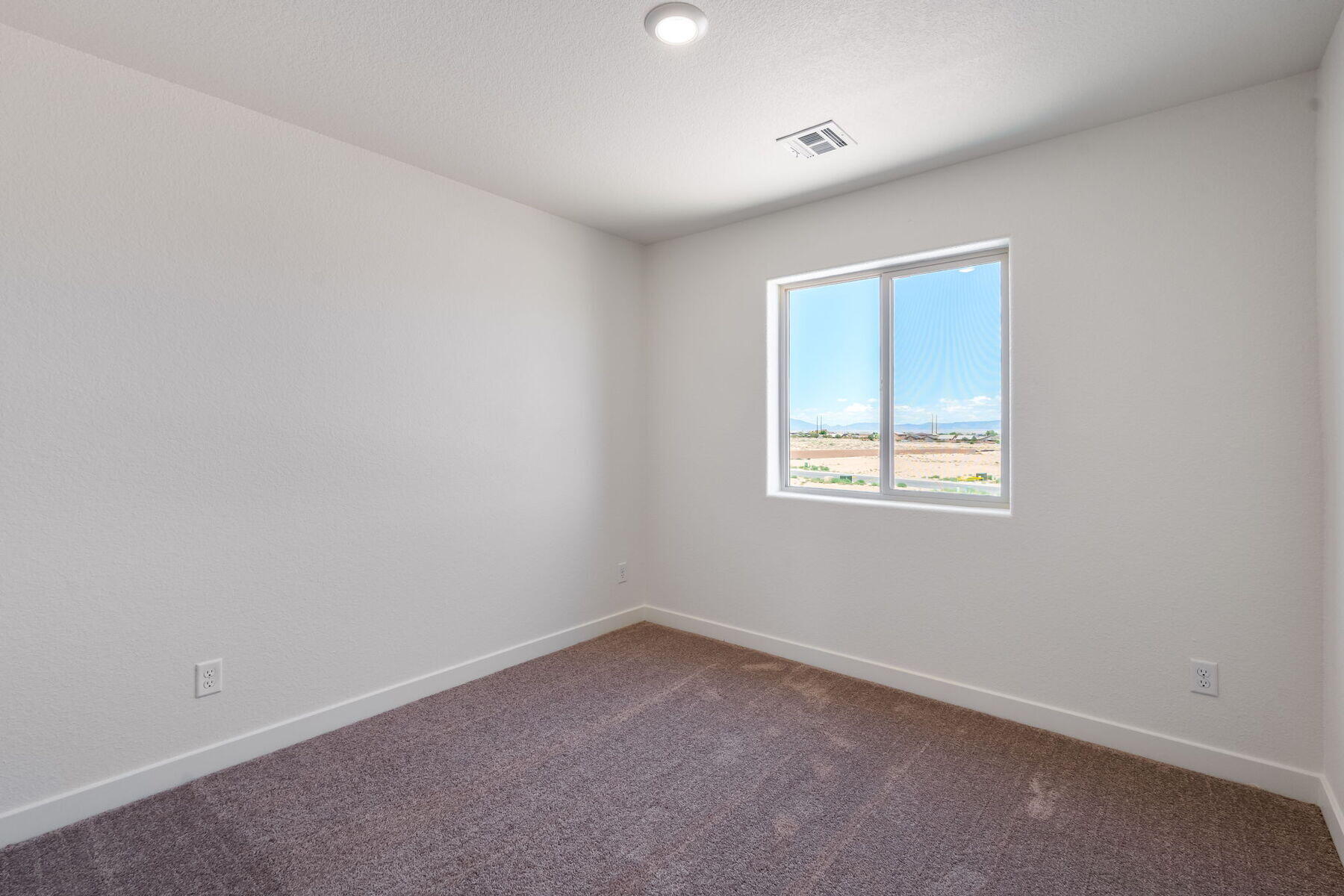 Photo 6 — 1407 Besaw Street SW