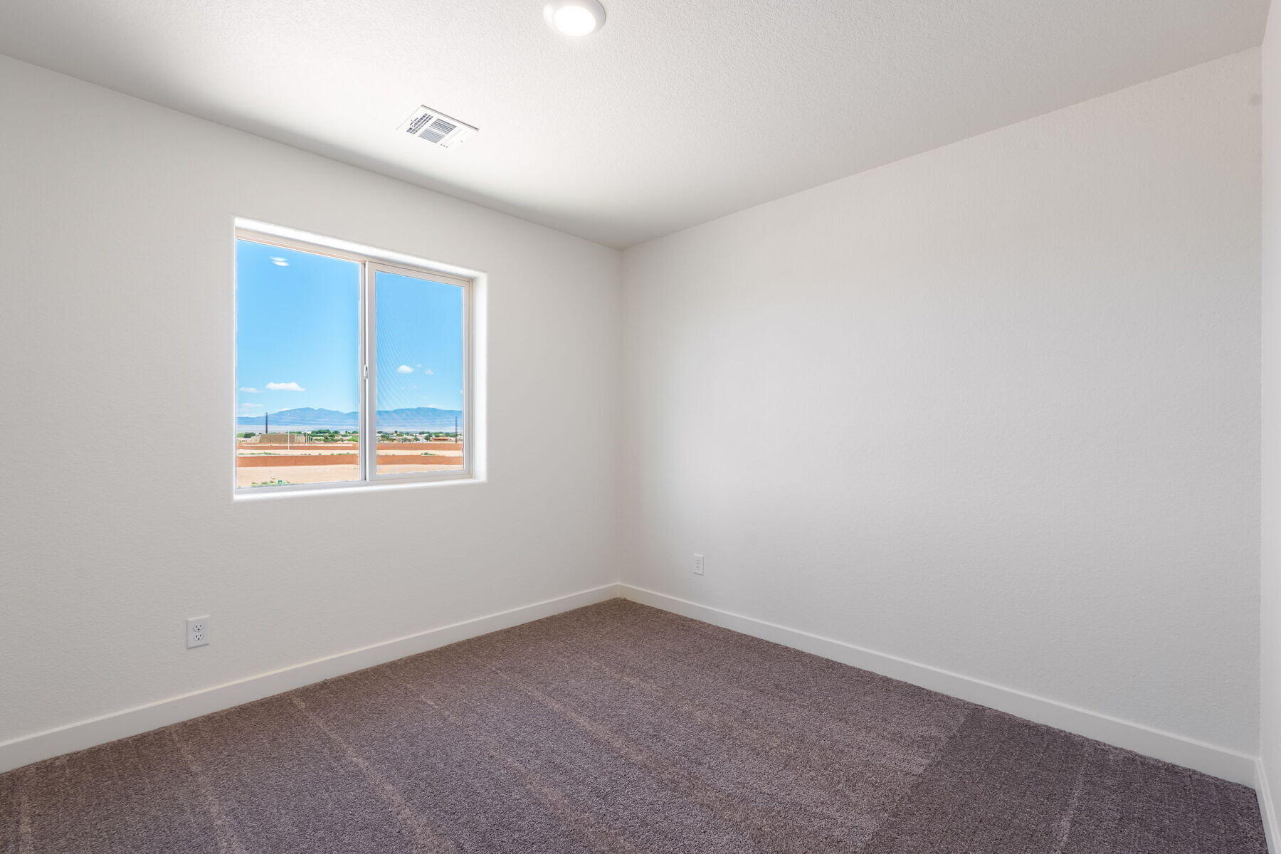 Photo 4 — 1407 Besaw Street SW
