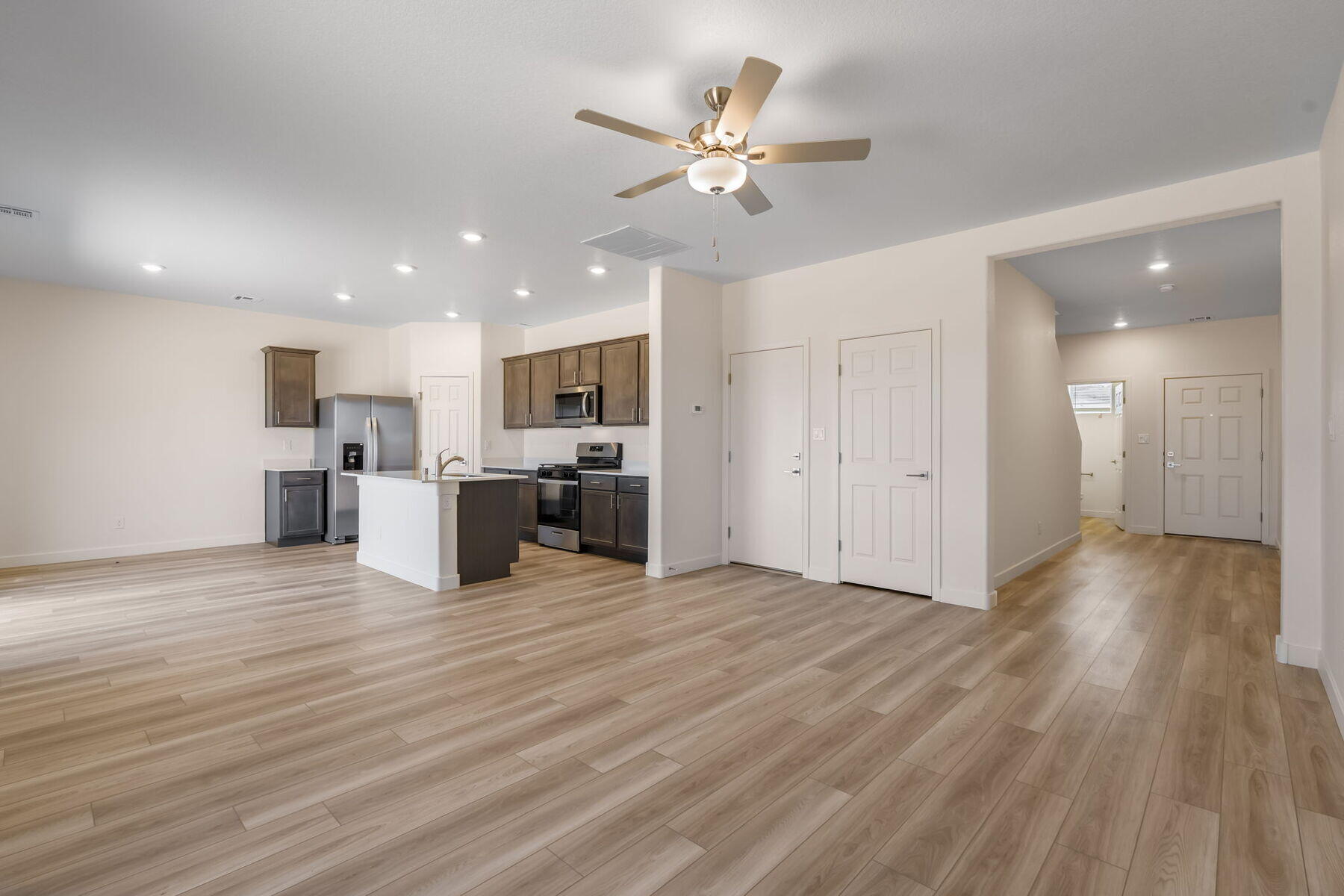 Photo 2 — 1407 Besaw Street SW