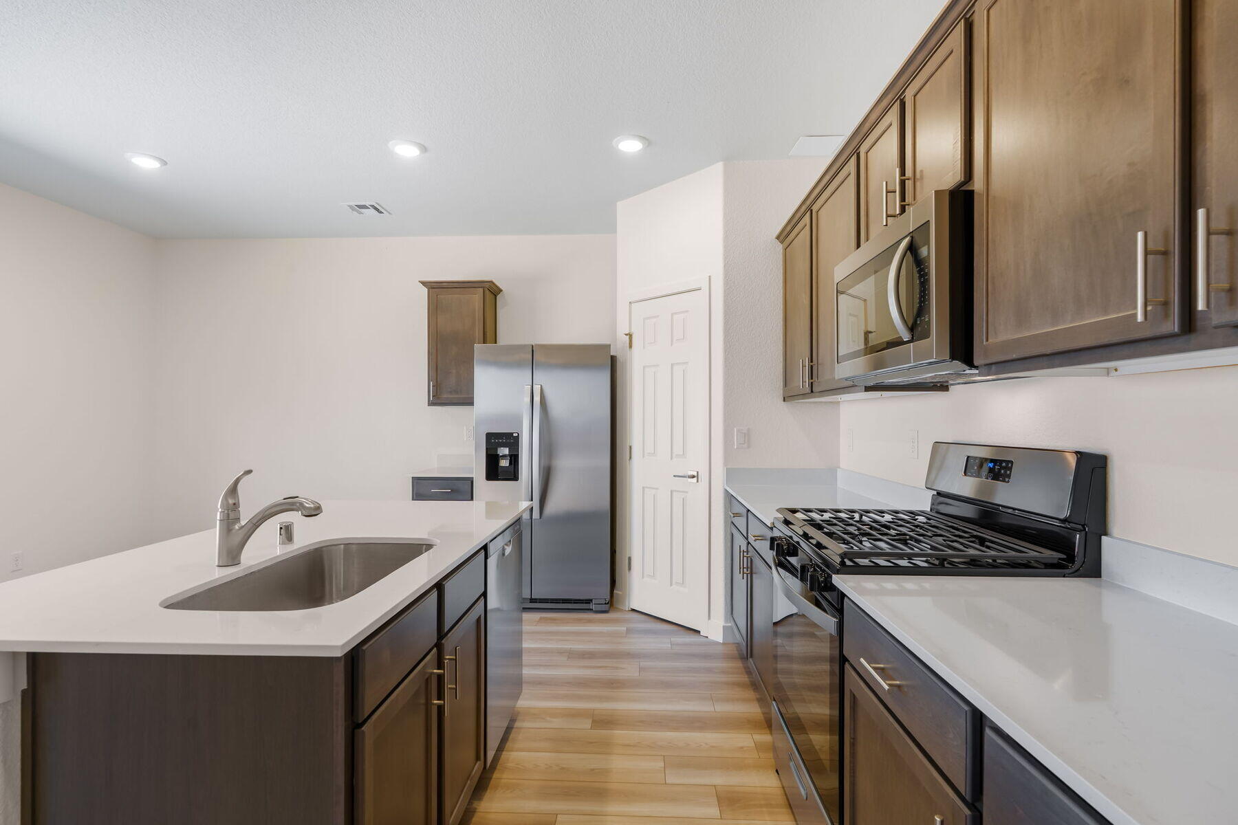 Photo 12 — 1407 Besaw Street SW