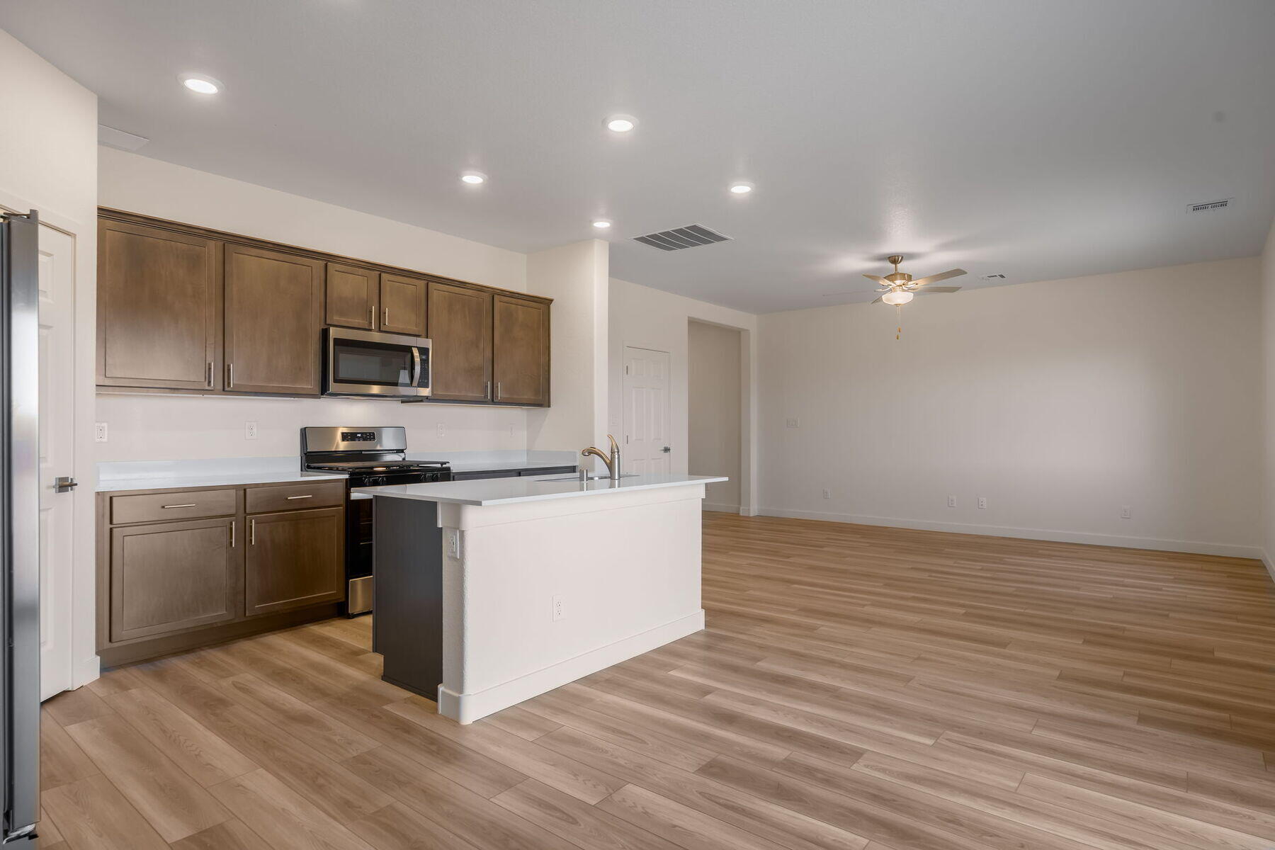 Photo 11 — 1407 Besaw Street SW