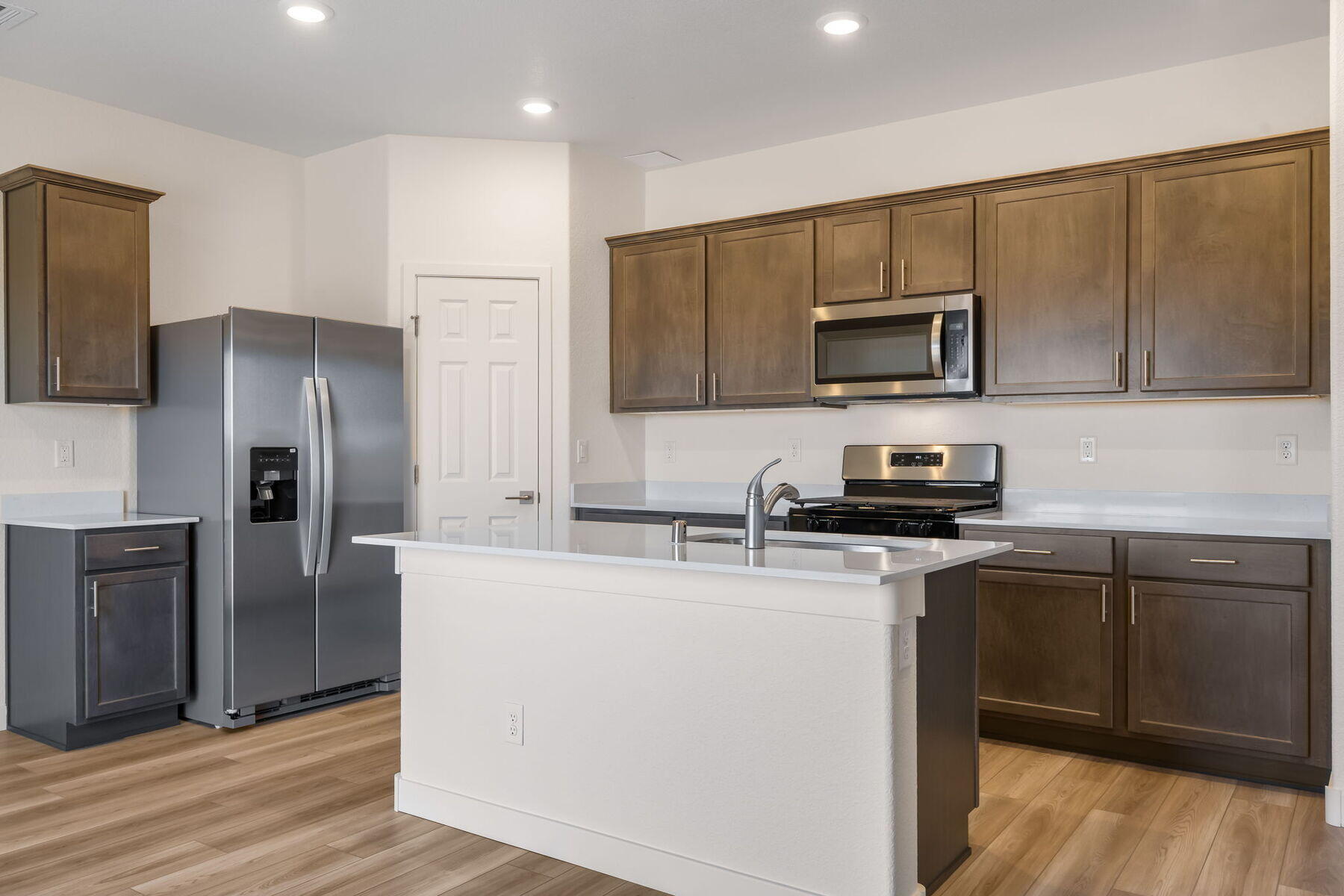 Photo 10 — 1407 Besaw Street SW