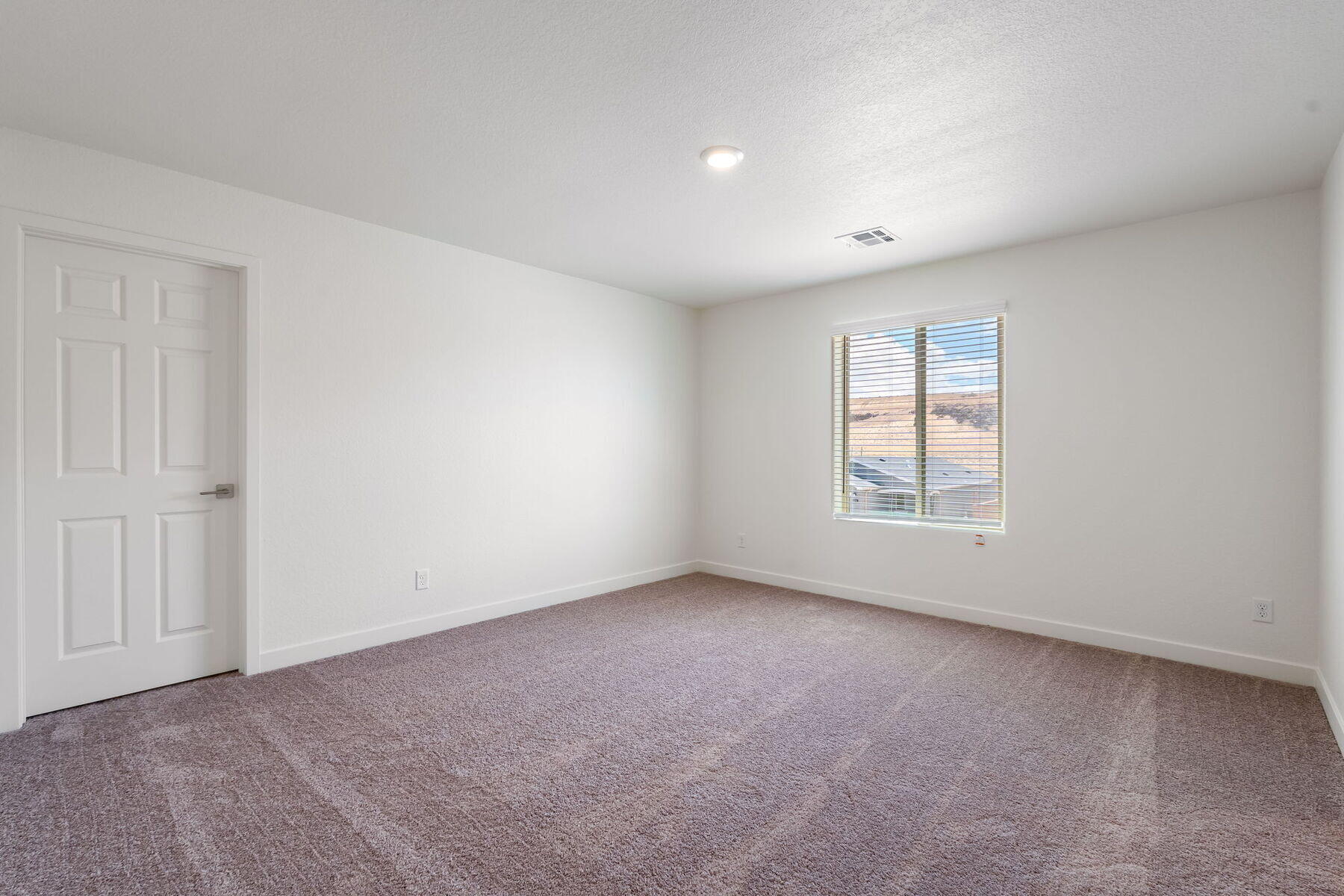 Photo 8 — 1407 Besaw Street SW
