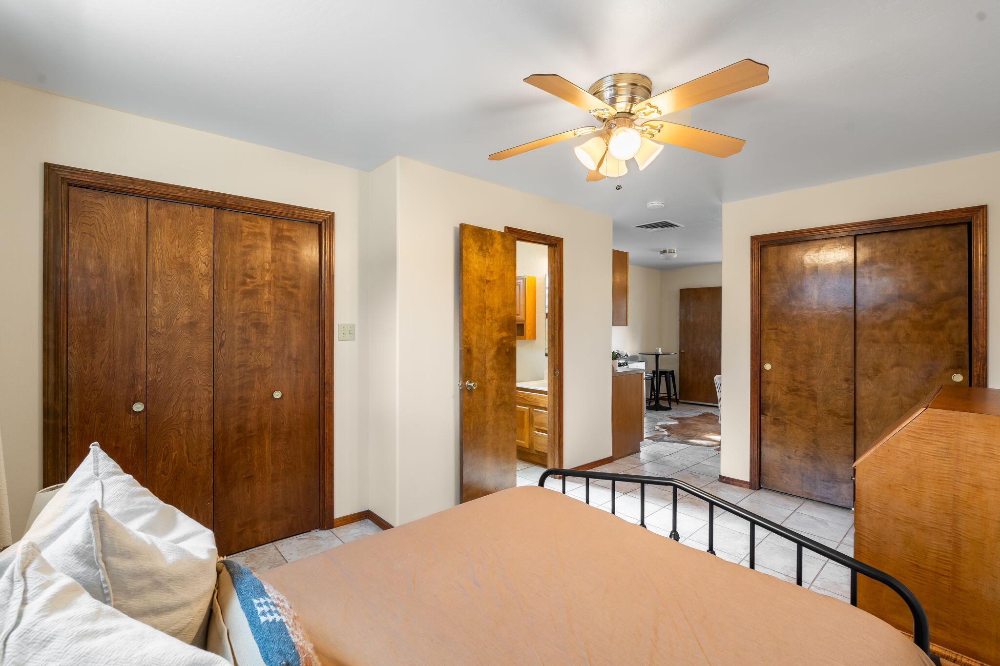 Photo 8 — 808 Parkland Circle SE