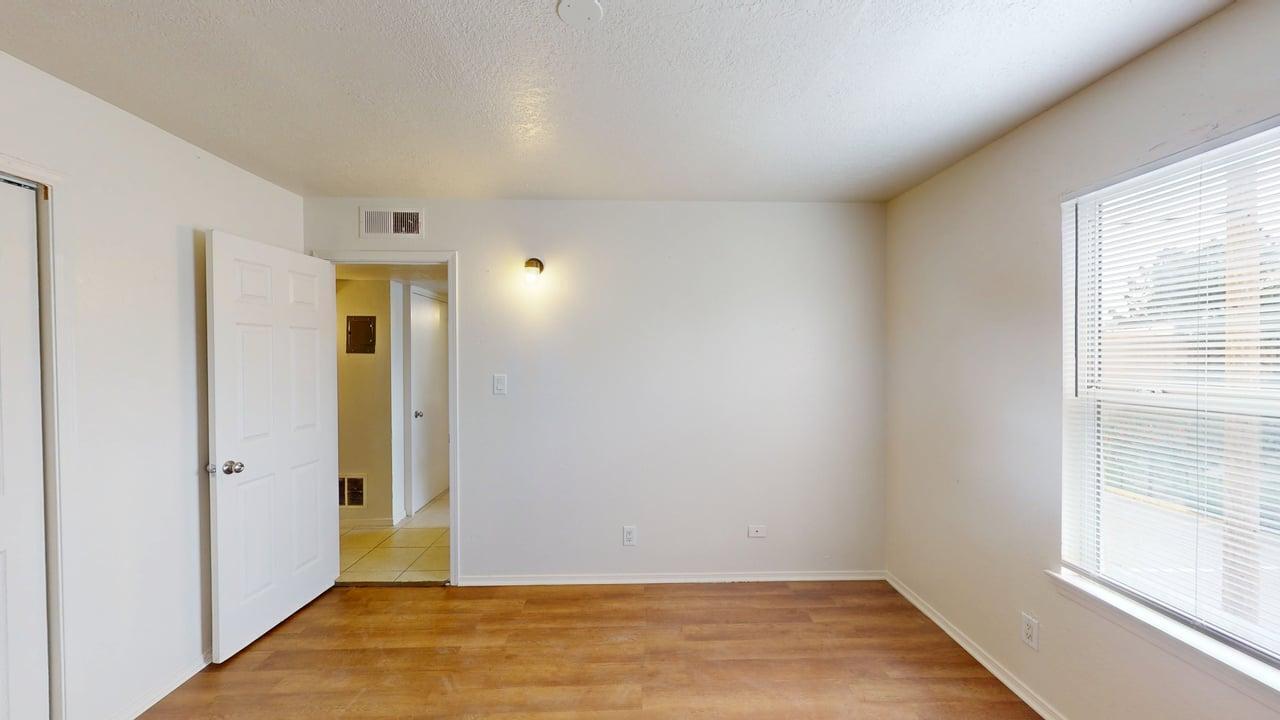 Photo 5 — 1809 Girard Boulevard SE