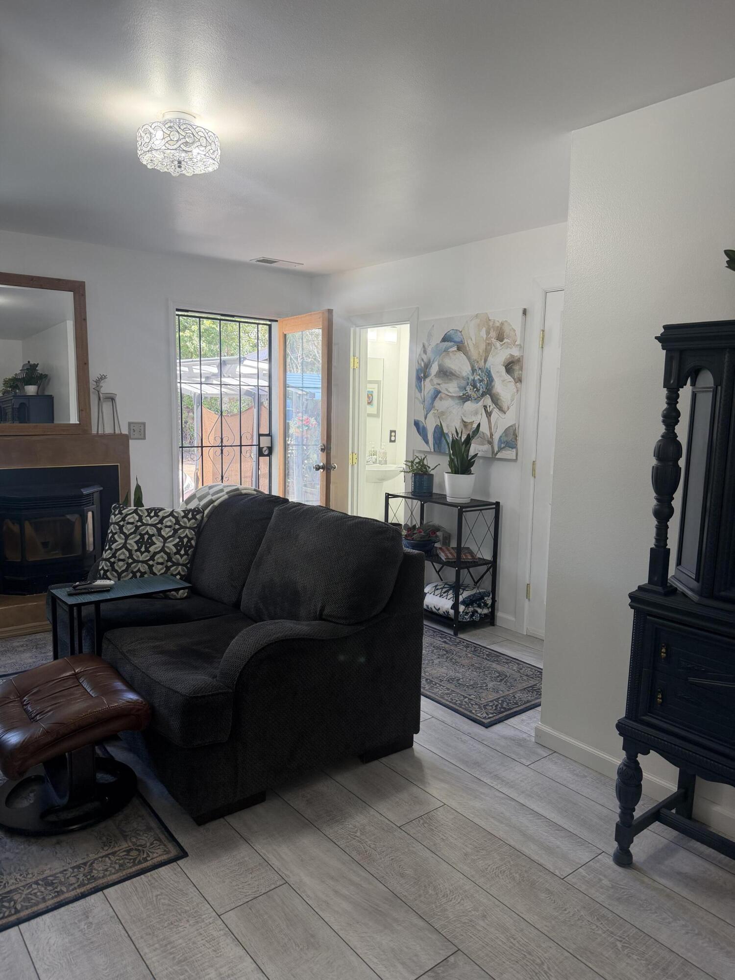 Photo 8 — 909 Tilden Street