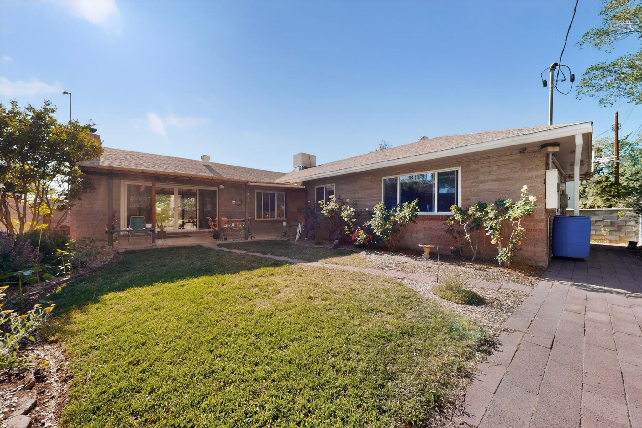 Photo 11 — 806 Hermosa Drive NE