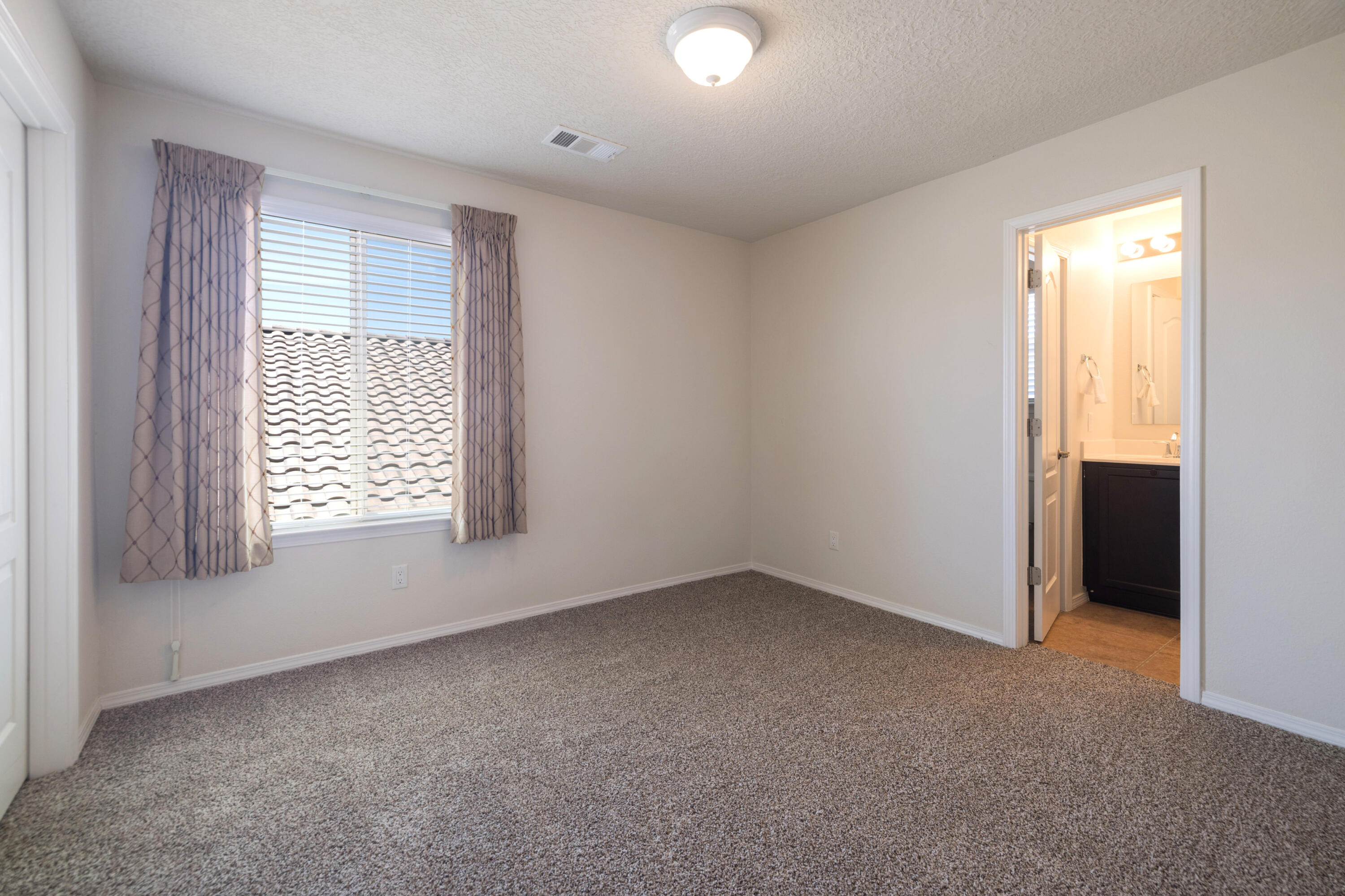 Photo 8 — 510 Palo Alto Drive NE