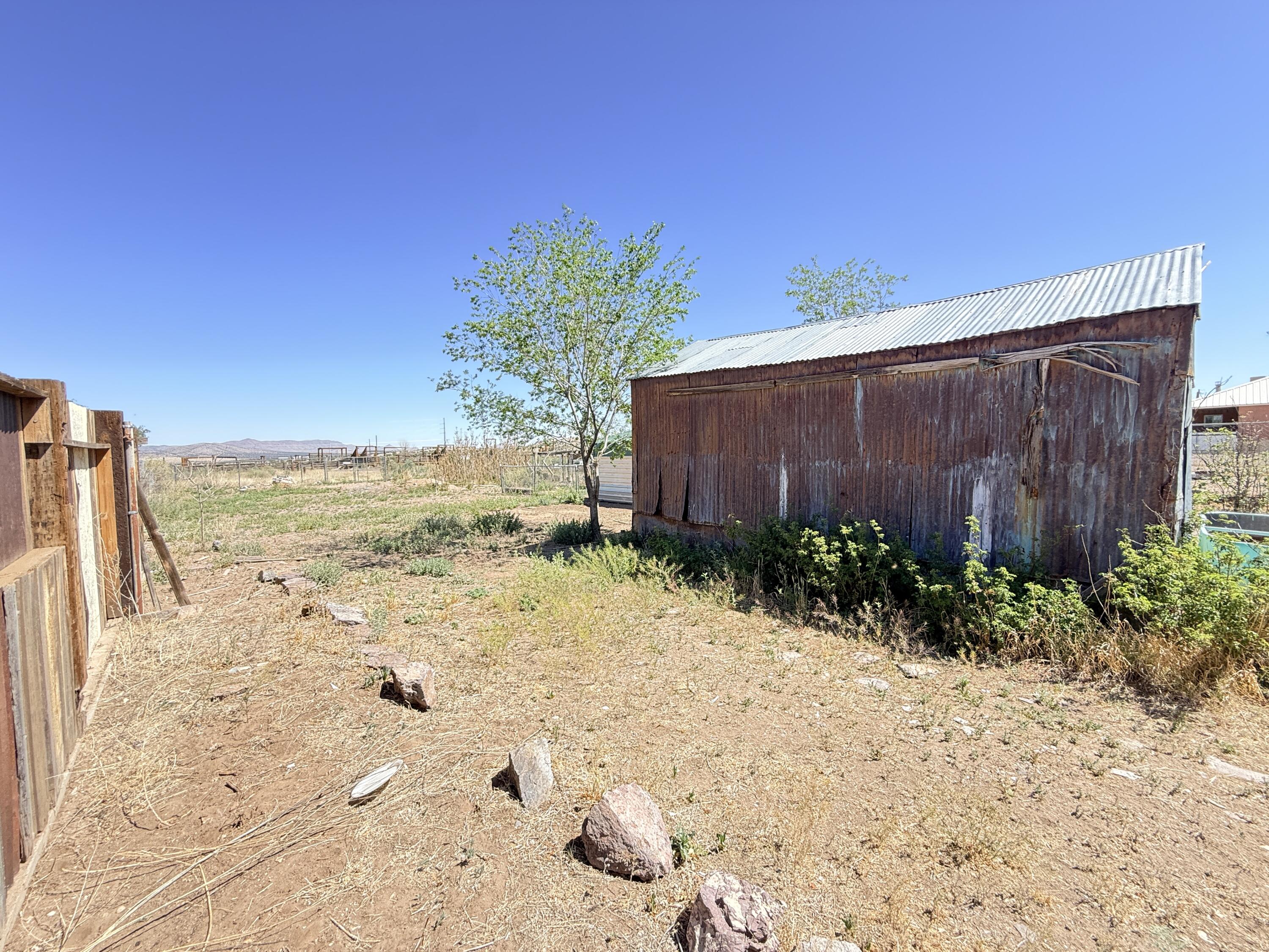 Photo 4 — 904 W 1st Street