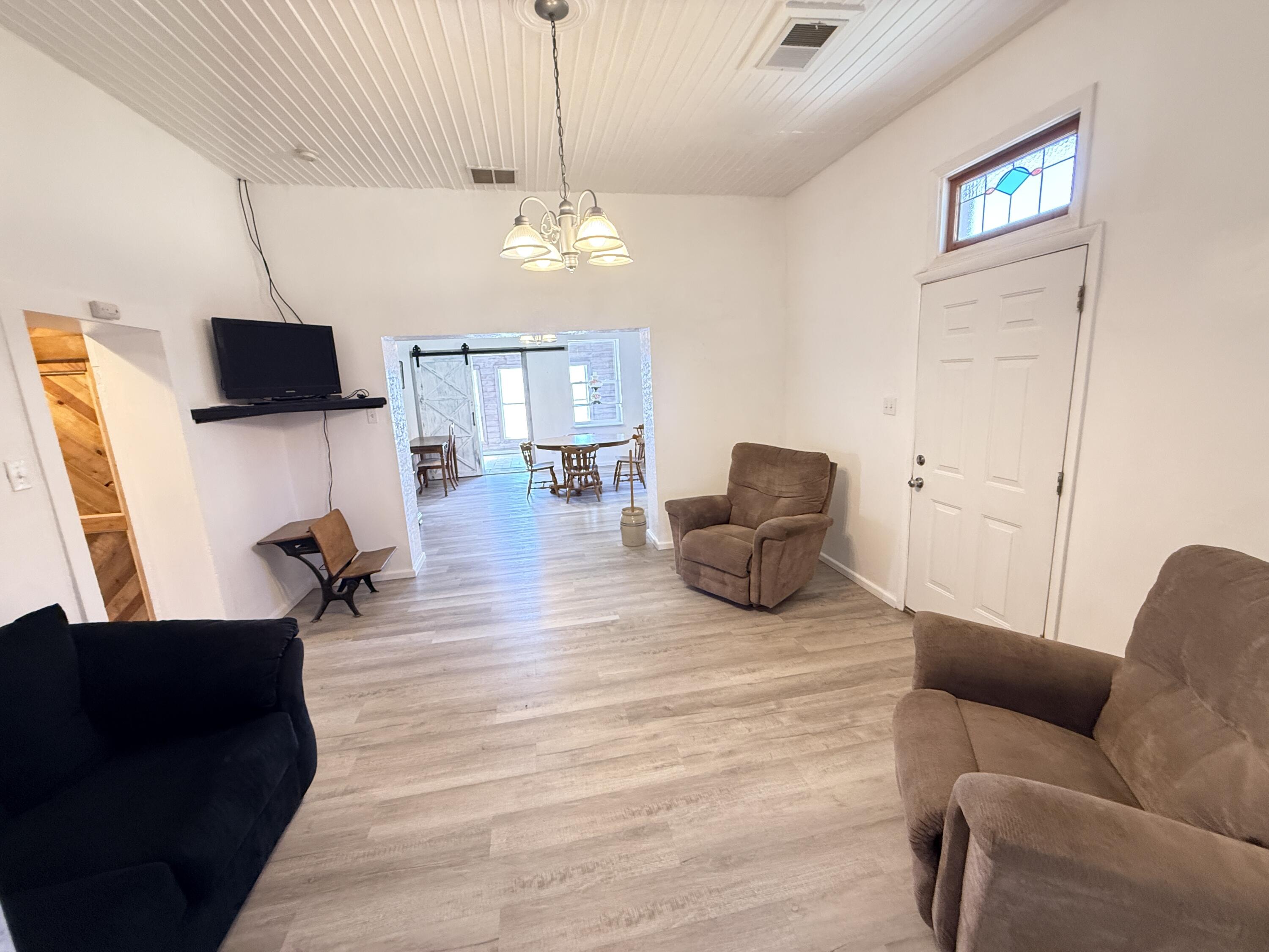 Photo 9 — 904 W 1st Street